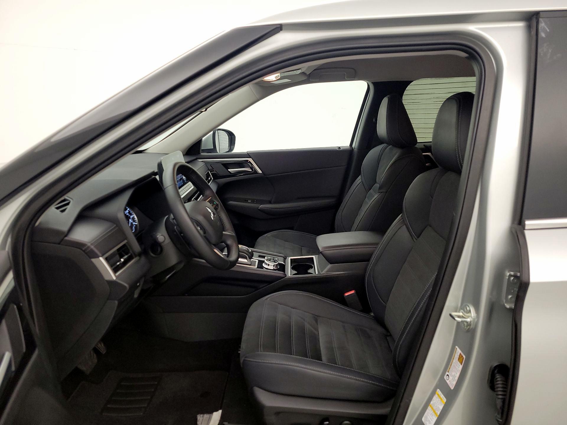 Thumbnail: 2024 Mitsubishi Outlander - 11