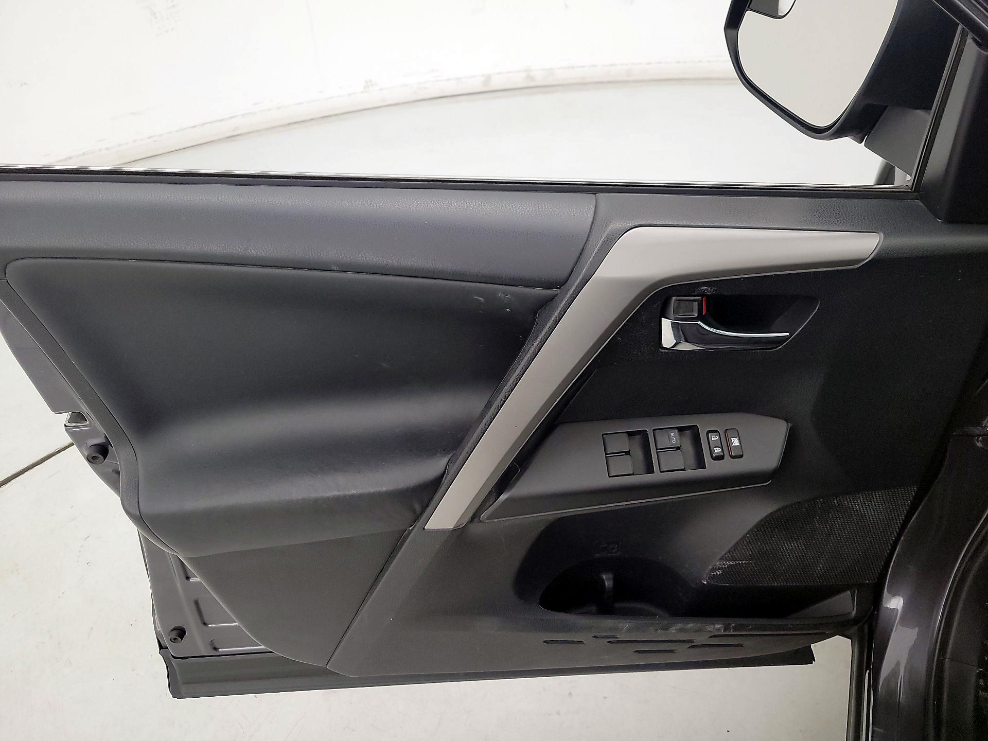 Thumbnail: 2016 Toyota RAV4 - 12