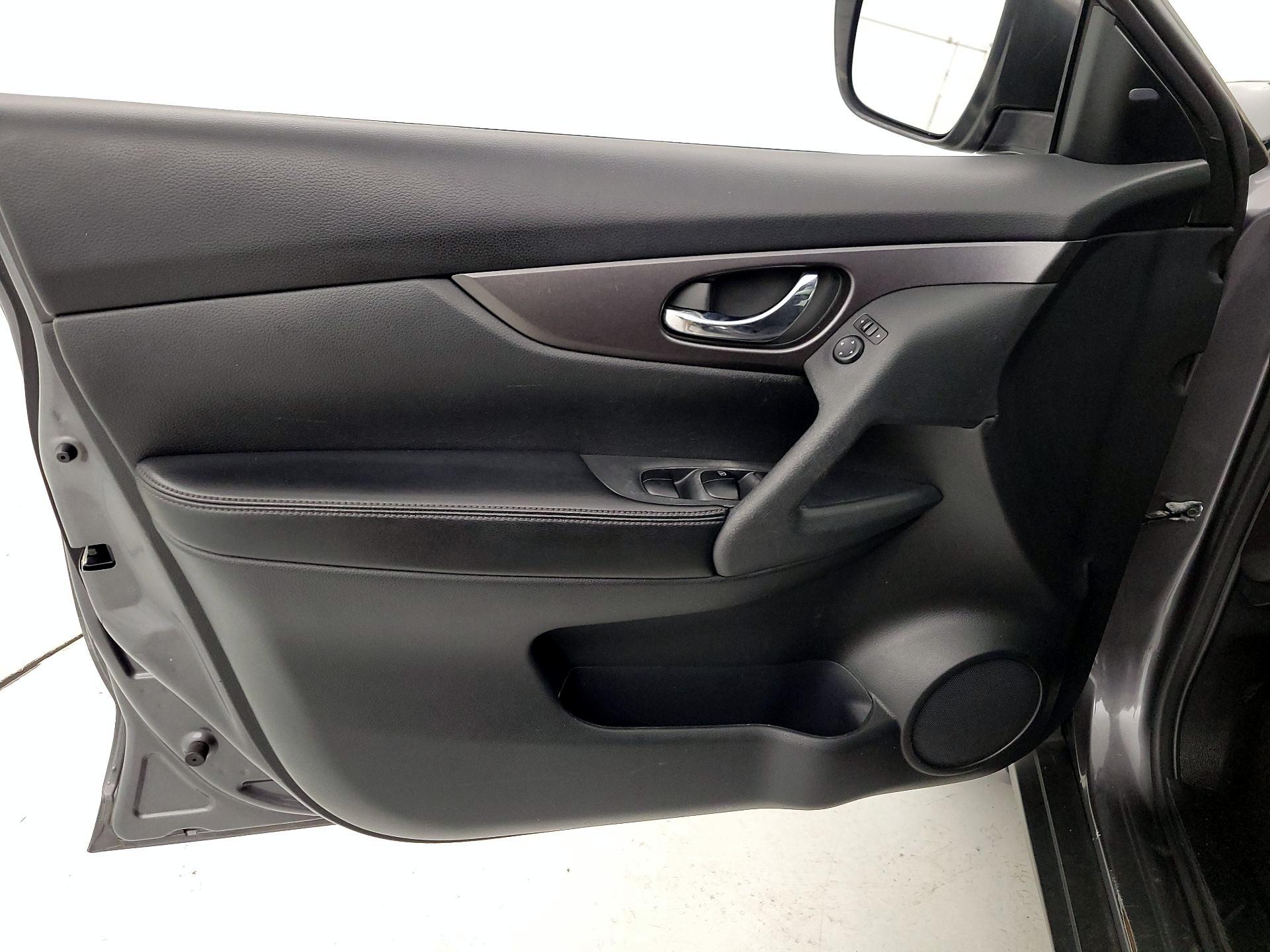 Thumbnail: 2016 Nissan Rogue - 12