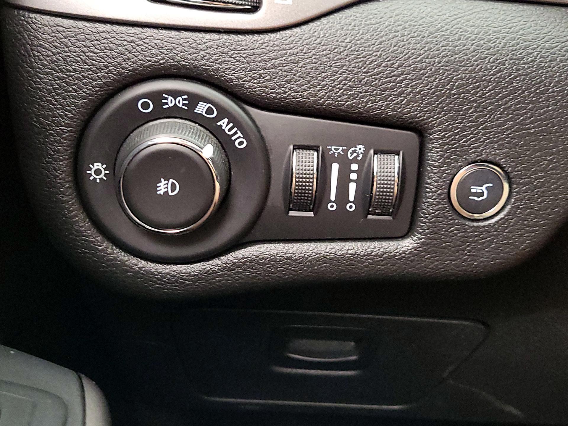 Thumbnail: 2020 Jeep Cherokee - 13