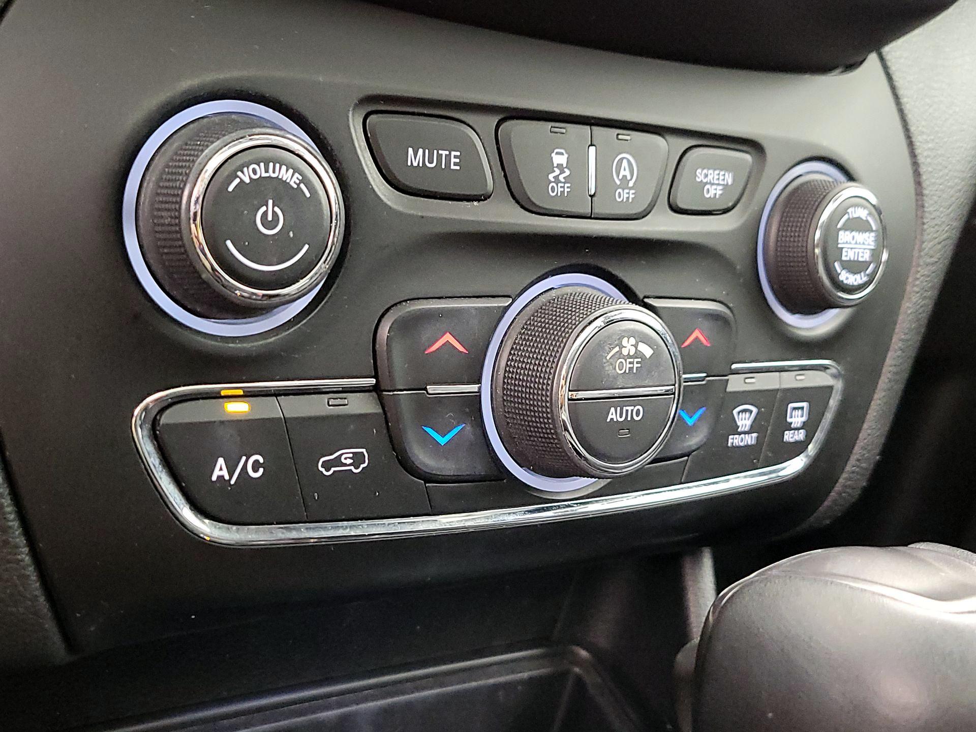 Thumbnail: 2020 Jeep Cherokee - 16