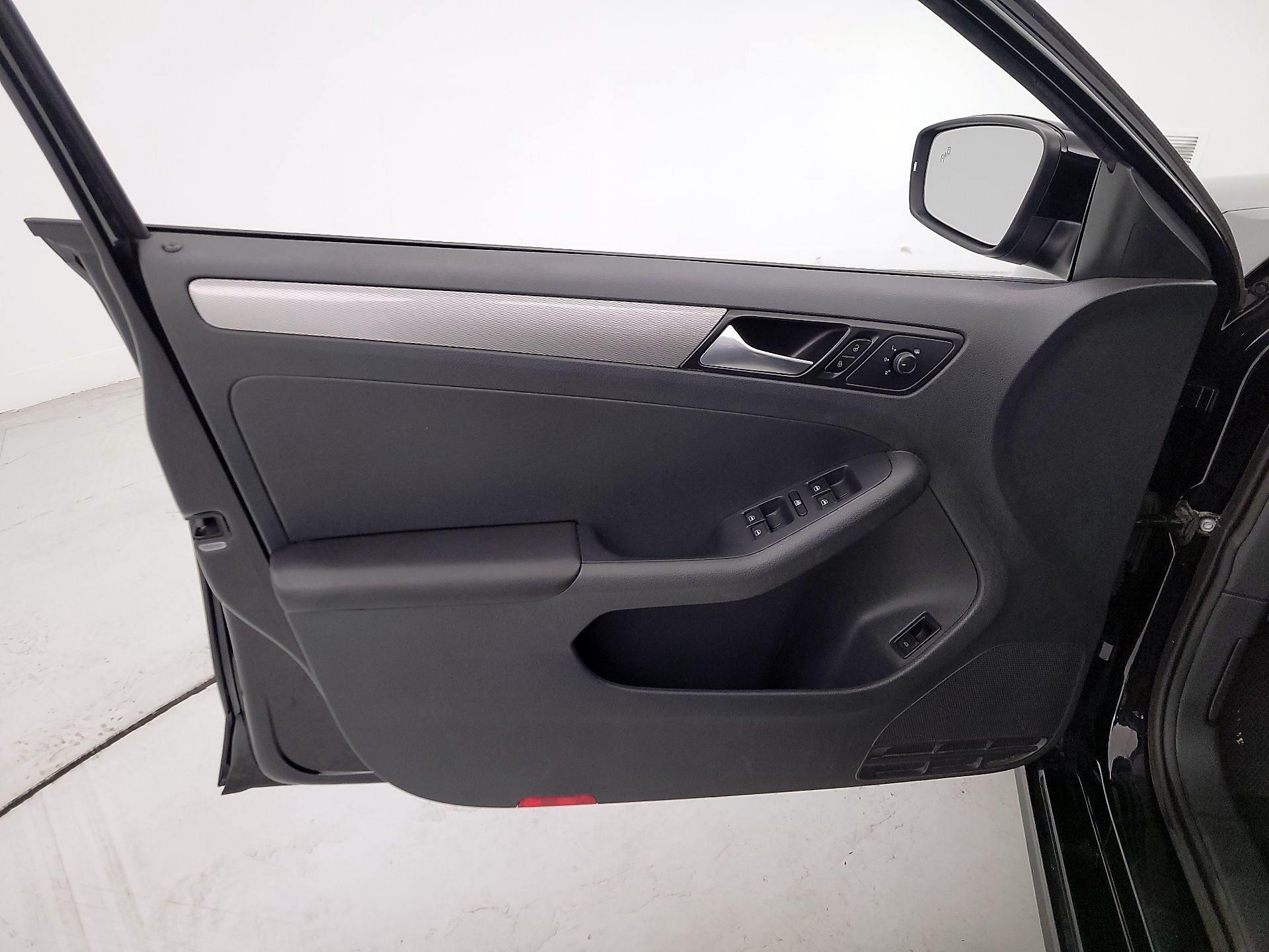 Thumbnail: 2017 Volkswagen Jetta - 12