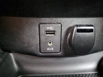 USB/AUX Ports