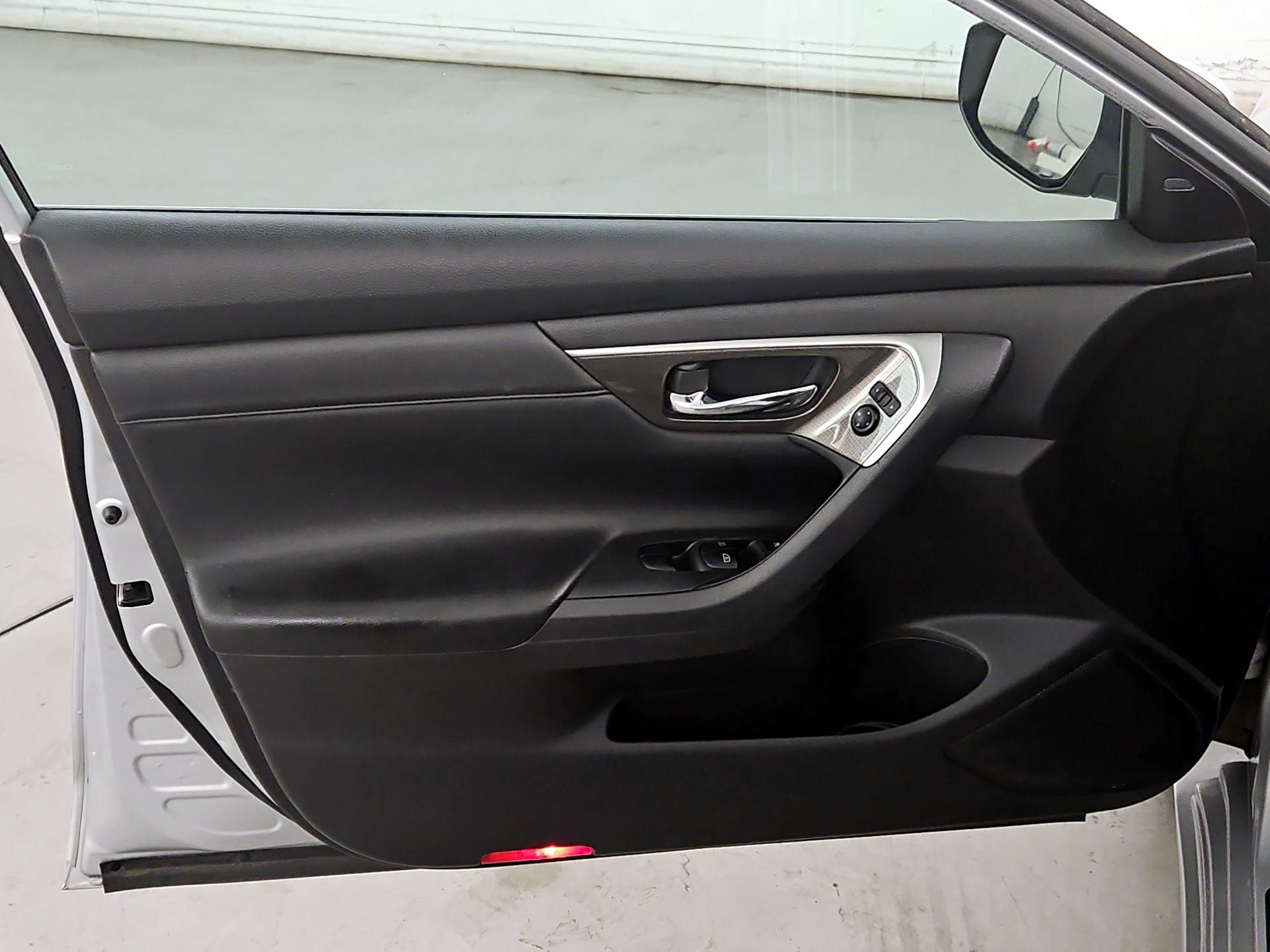 Thumbnail: 2015 Nissan Altima - 12