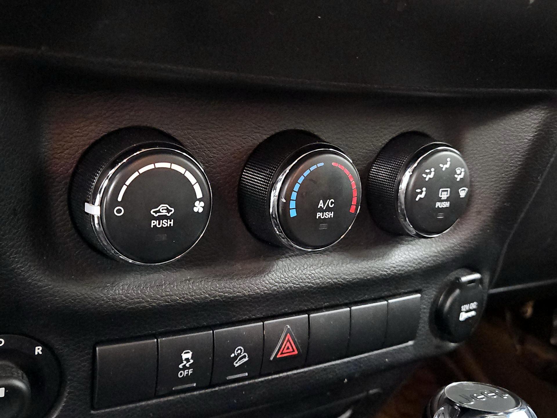 Thumbnail: 2014 Jeep Wrangler - 14