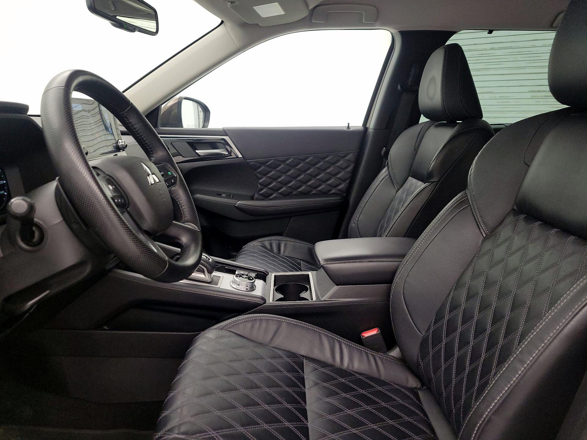 Thumbnail: 2023 Mitsubishi Outlander - 11