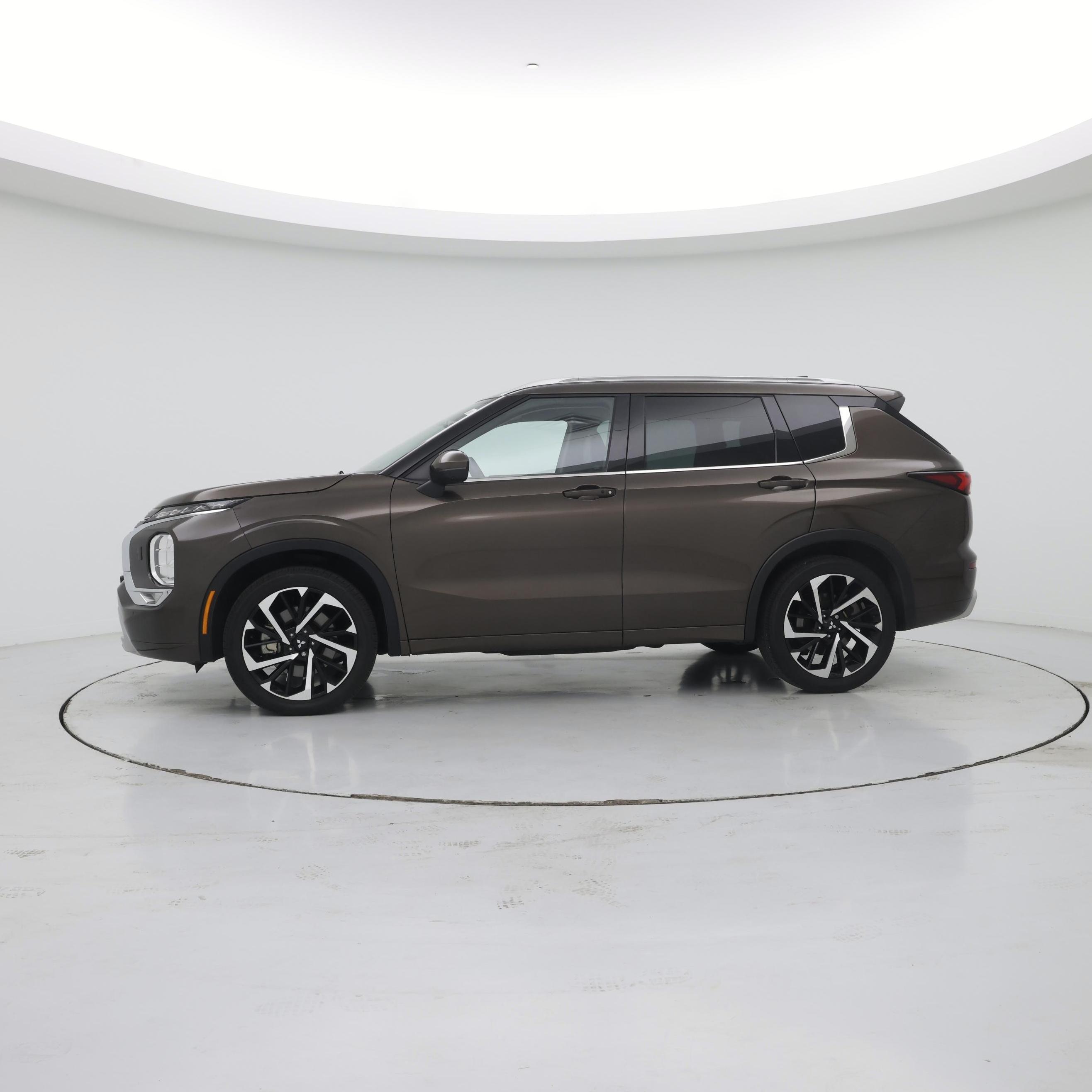 Thumbnail: 2023 Mitsubishi Outlander - 3