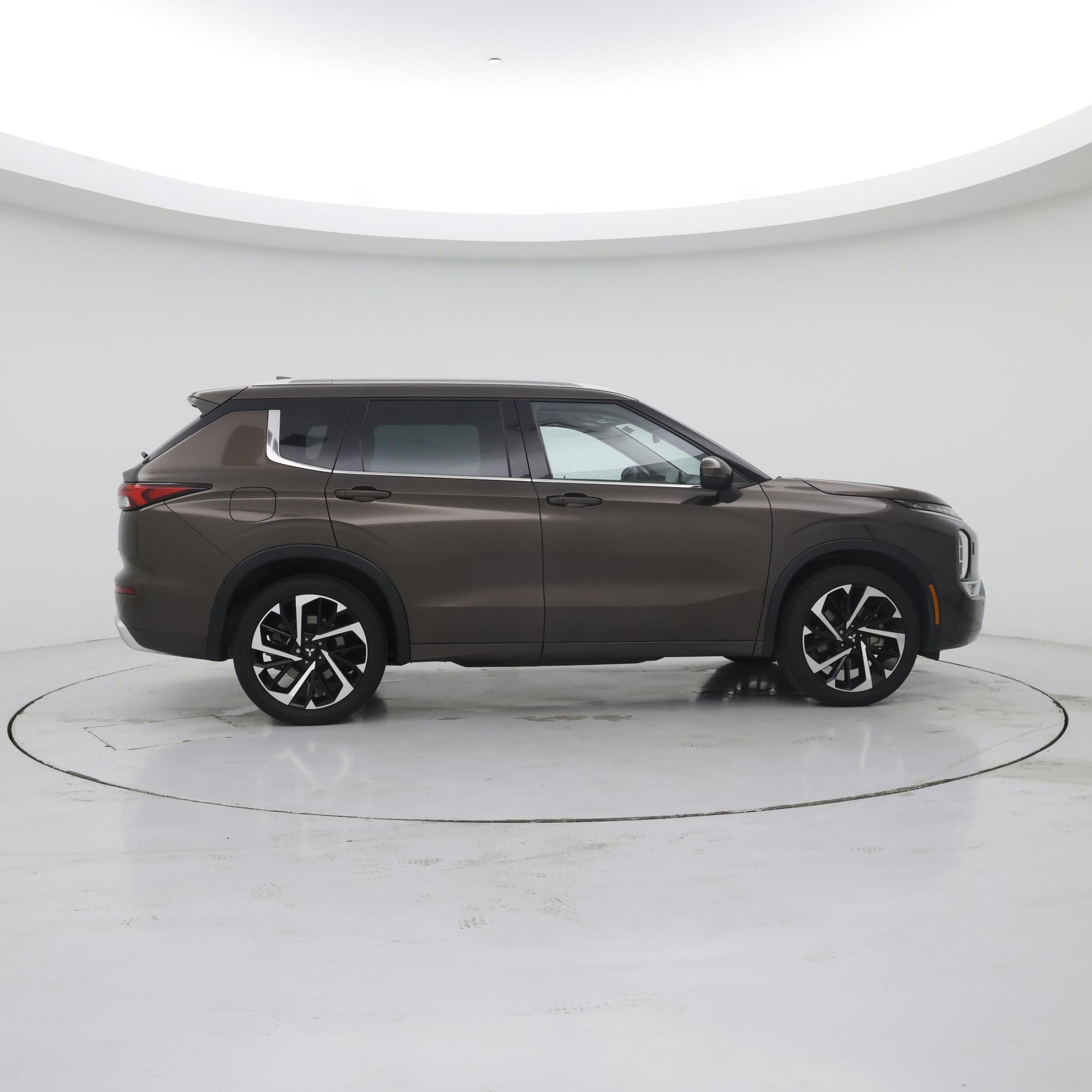 Thumbnail: 2023 Mitsubishi Outlander - 7