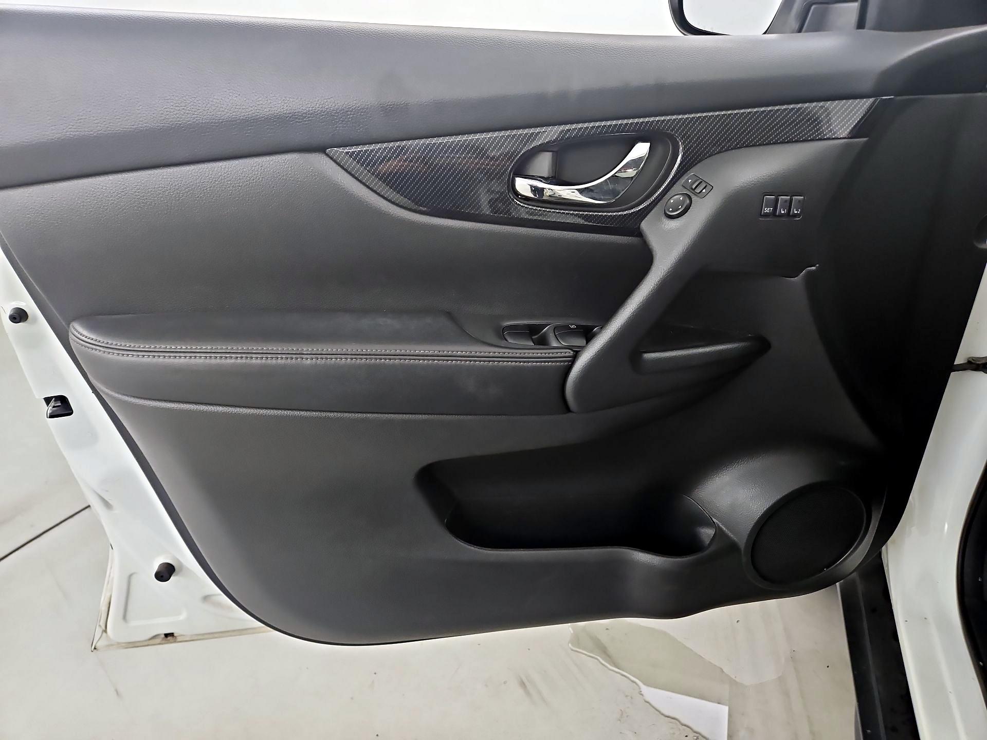 Thumbnail: 2017 Nissan Rogue - 12