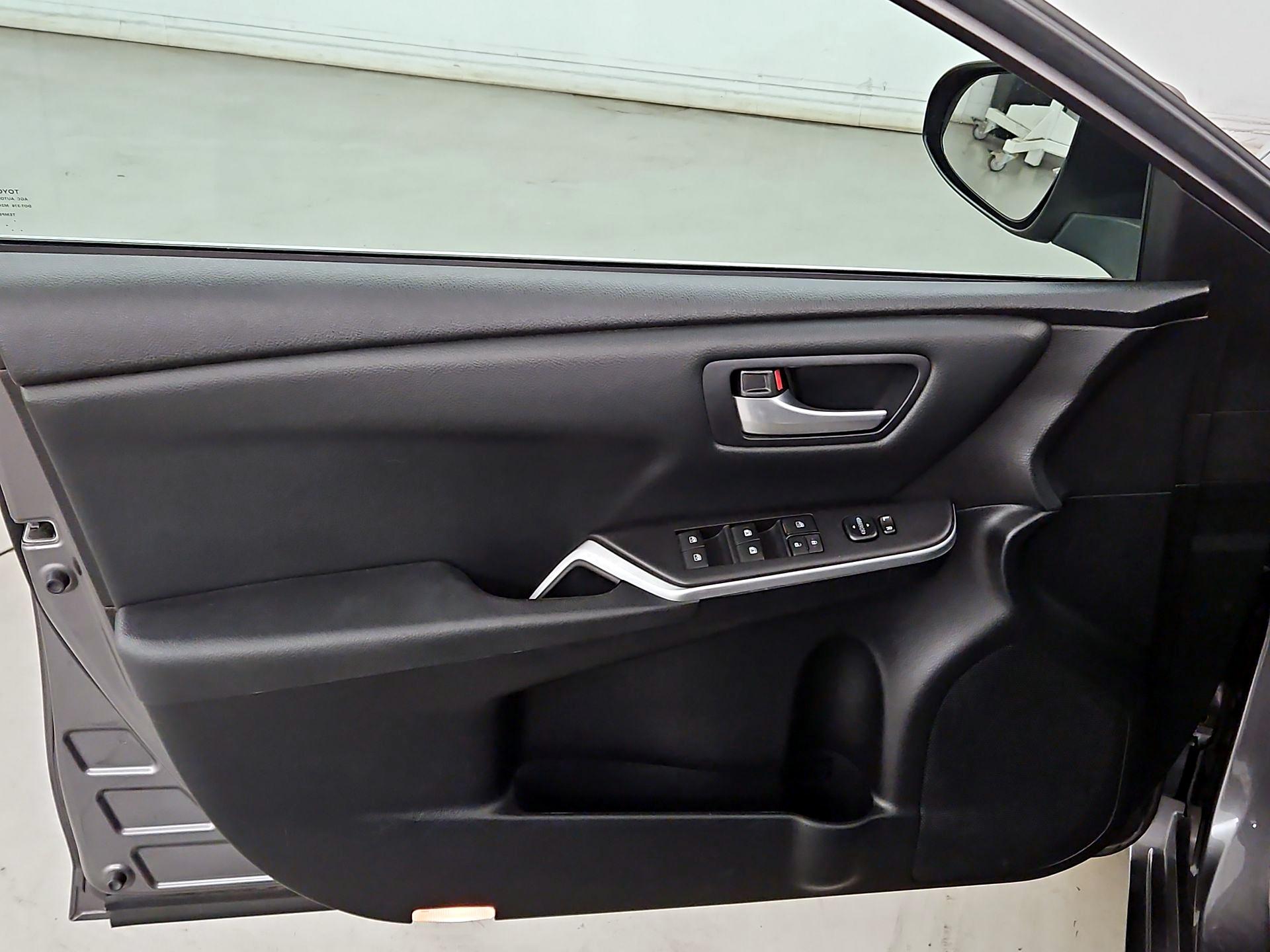 Thumbnail: 2015 Toyota Camry - 12