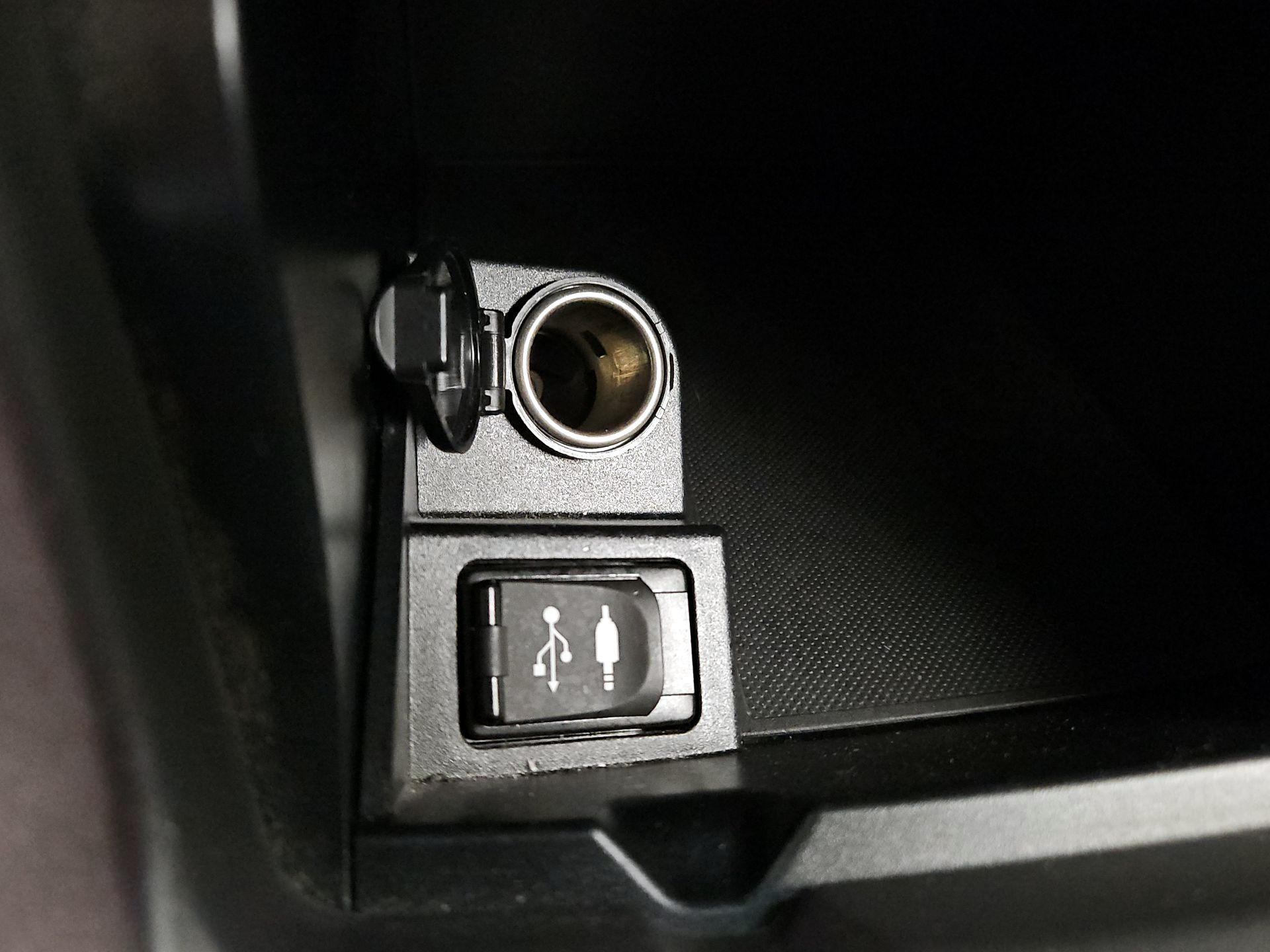 Thumbnail: 2015 Toyota Camry - 17