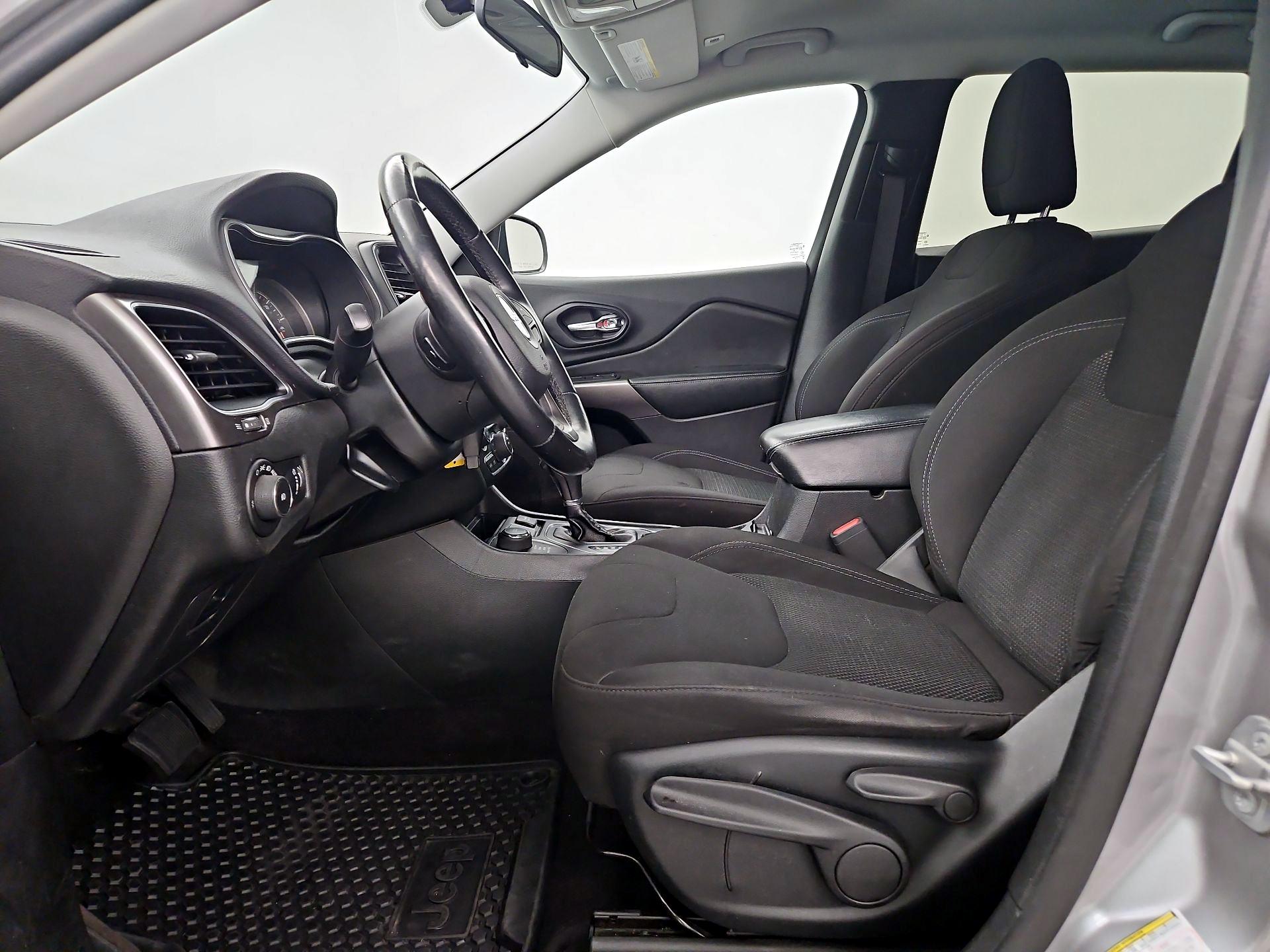 Thumbnail: 2019 Jeep Cherokee - 11