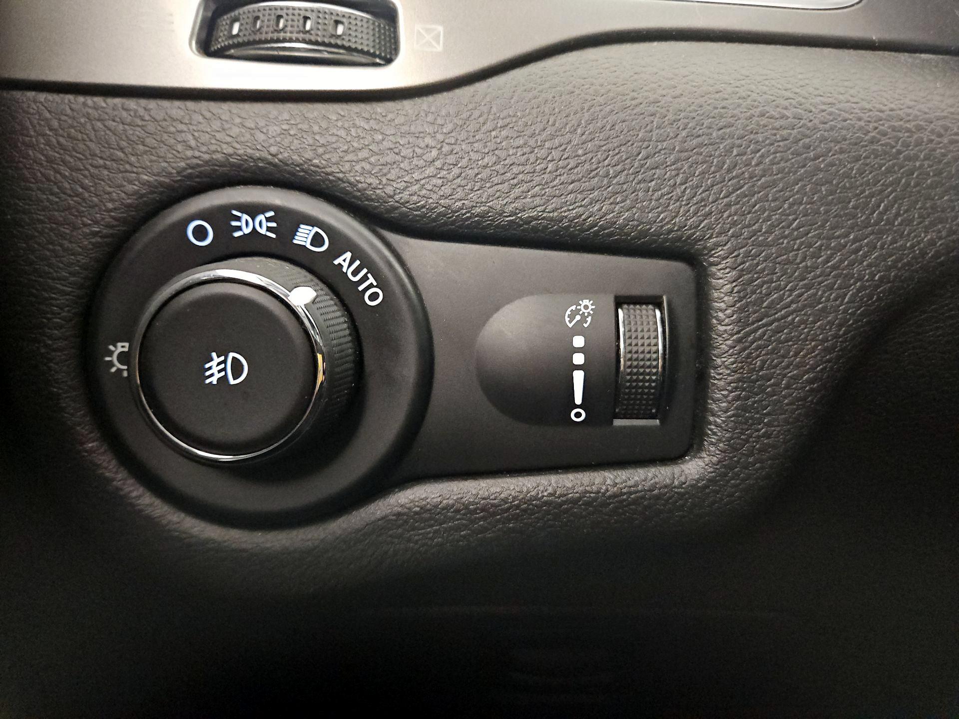 Thumbnail: 2019 Jeep Cherokee - 13