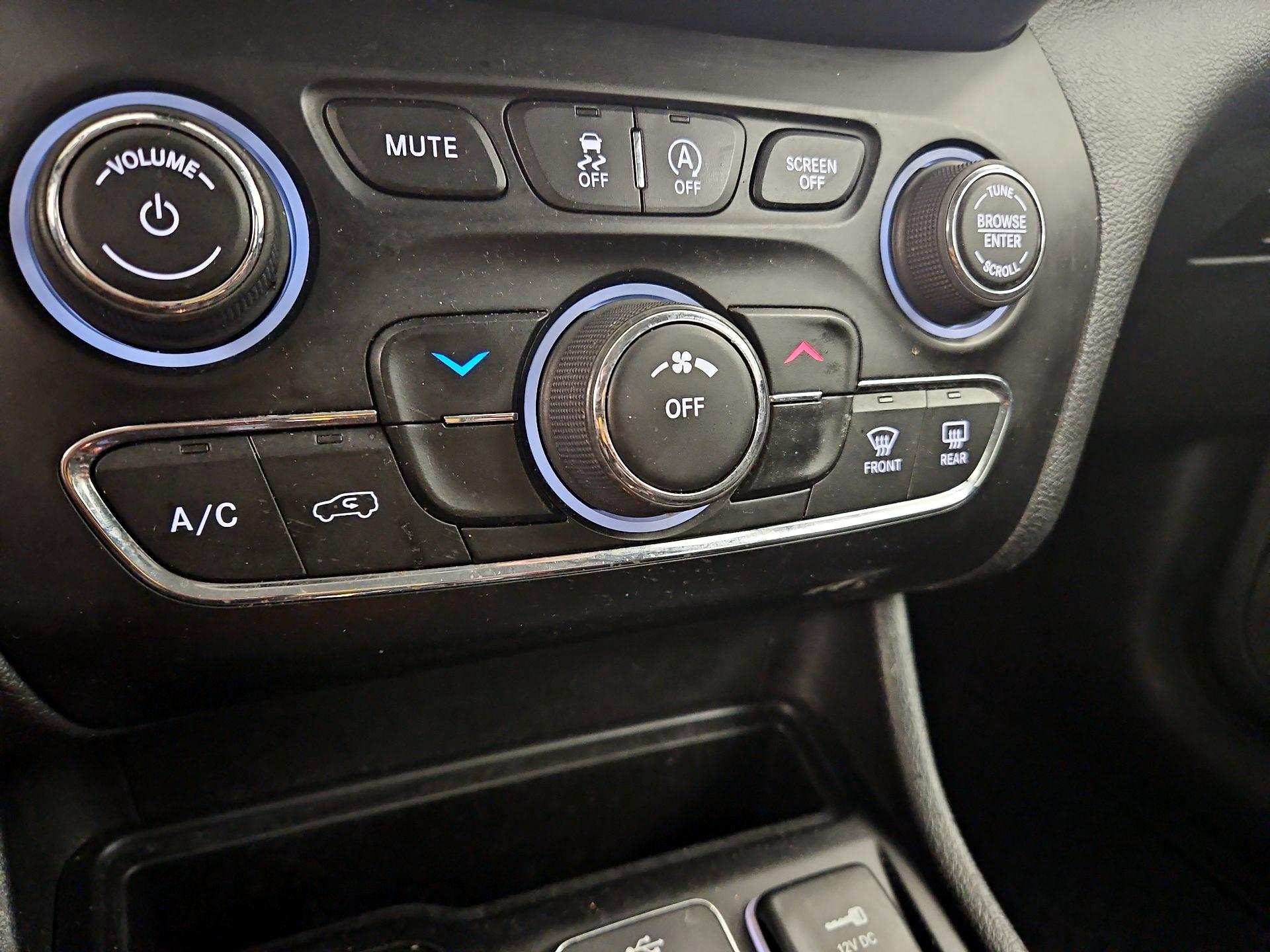 Thumbnail: 2019 Jeep Cherokee - 16
