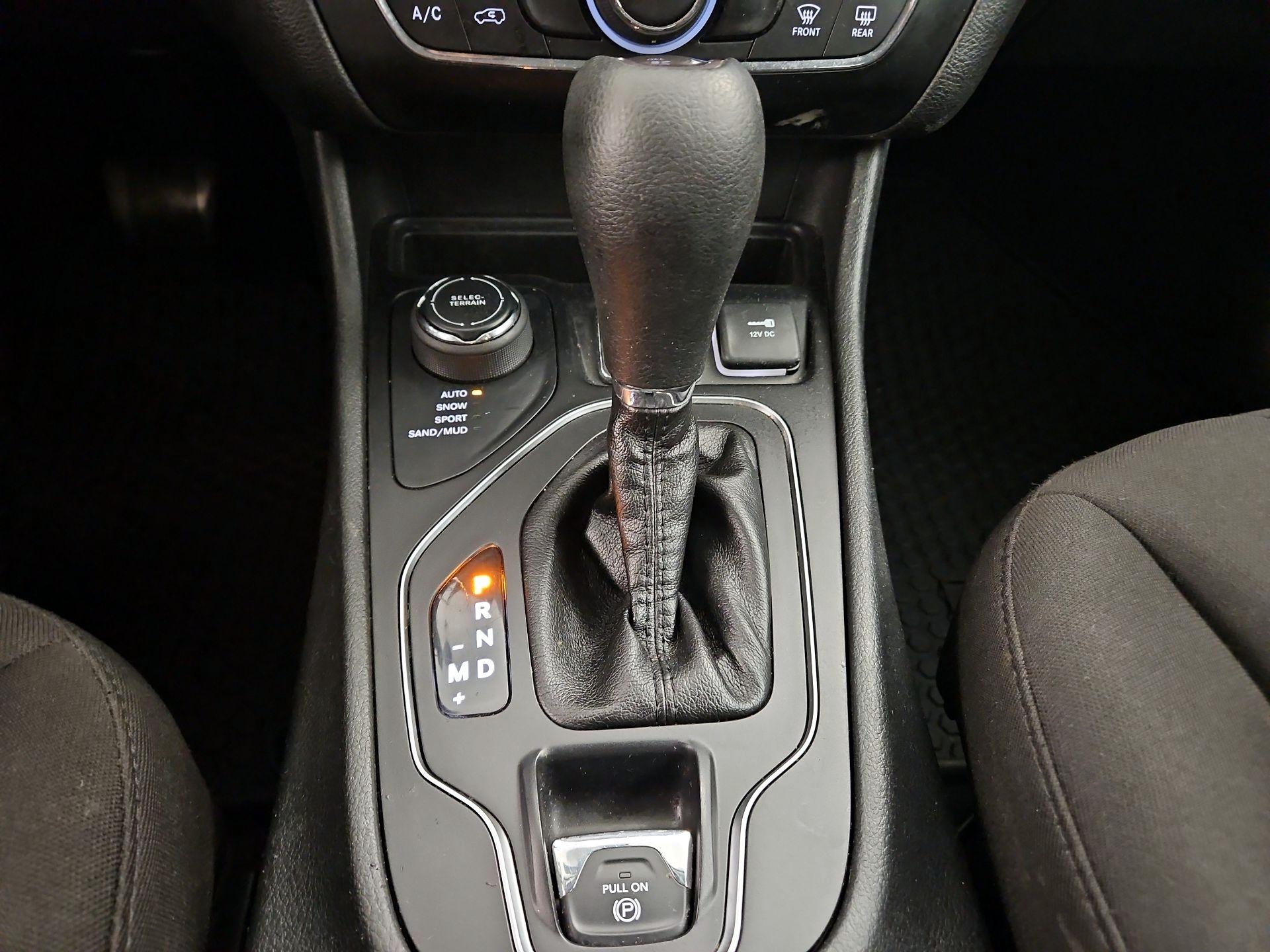 Thumbnail: 2019 Jeep Cherokee - 17
