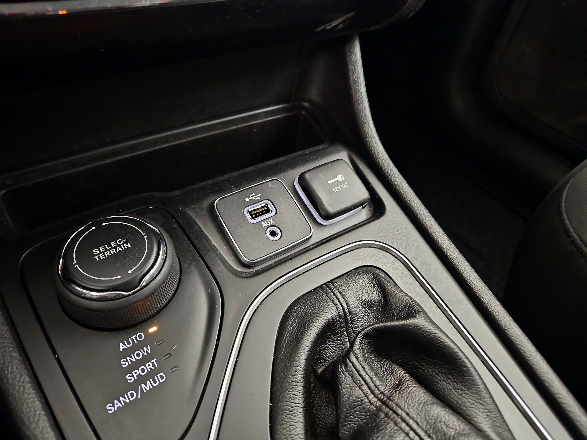 Thumbnail: 2019 Jeep Cherokee - 18