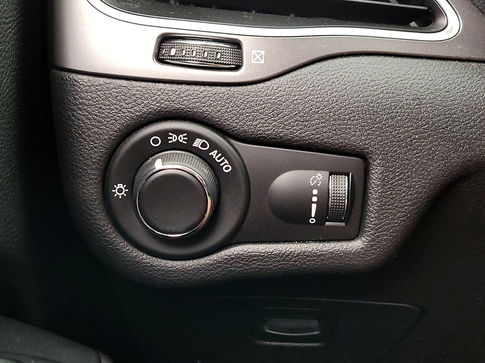 Thumbnail: 2020 Jeep Cherokee - 11
