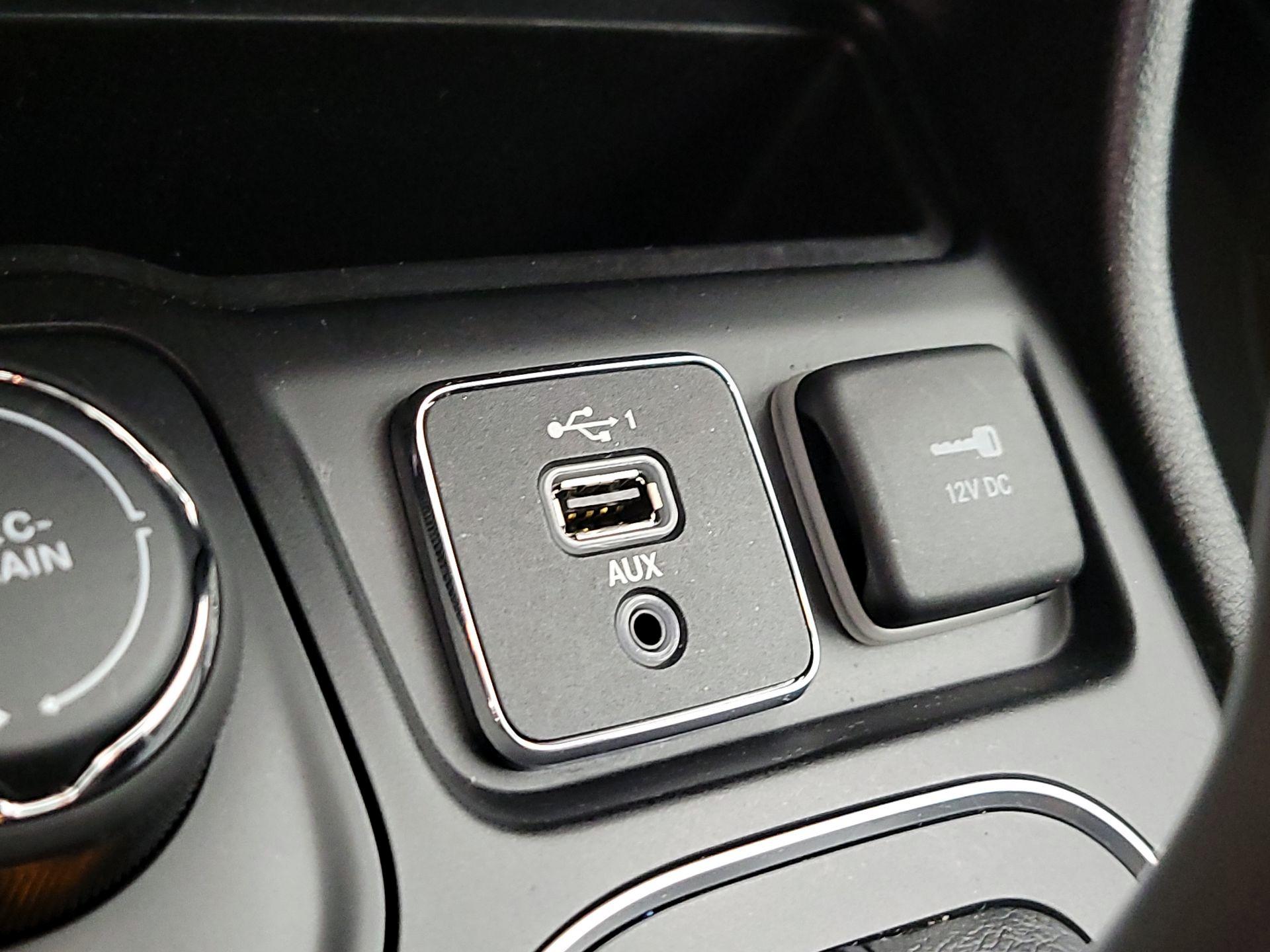 Thumbnail: 2020 Jeep Cherokee - 16