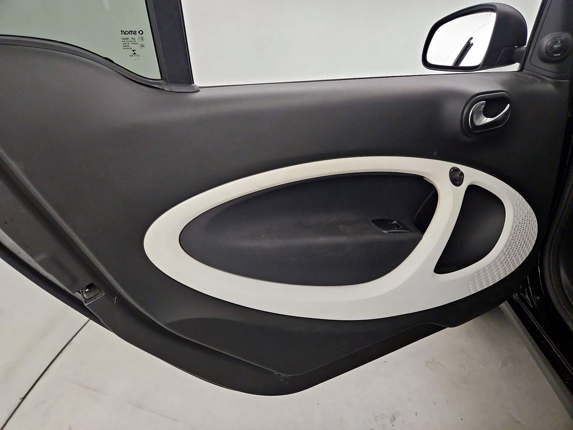 Thumbnail: 2016 smart fortwo - 12