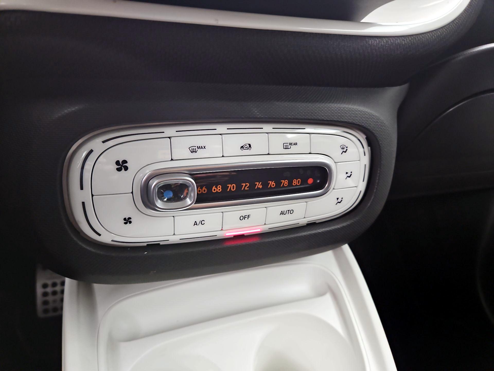 Thumbnail: 2016 smart fortwo - 15