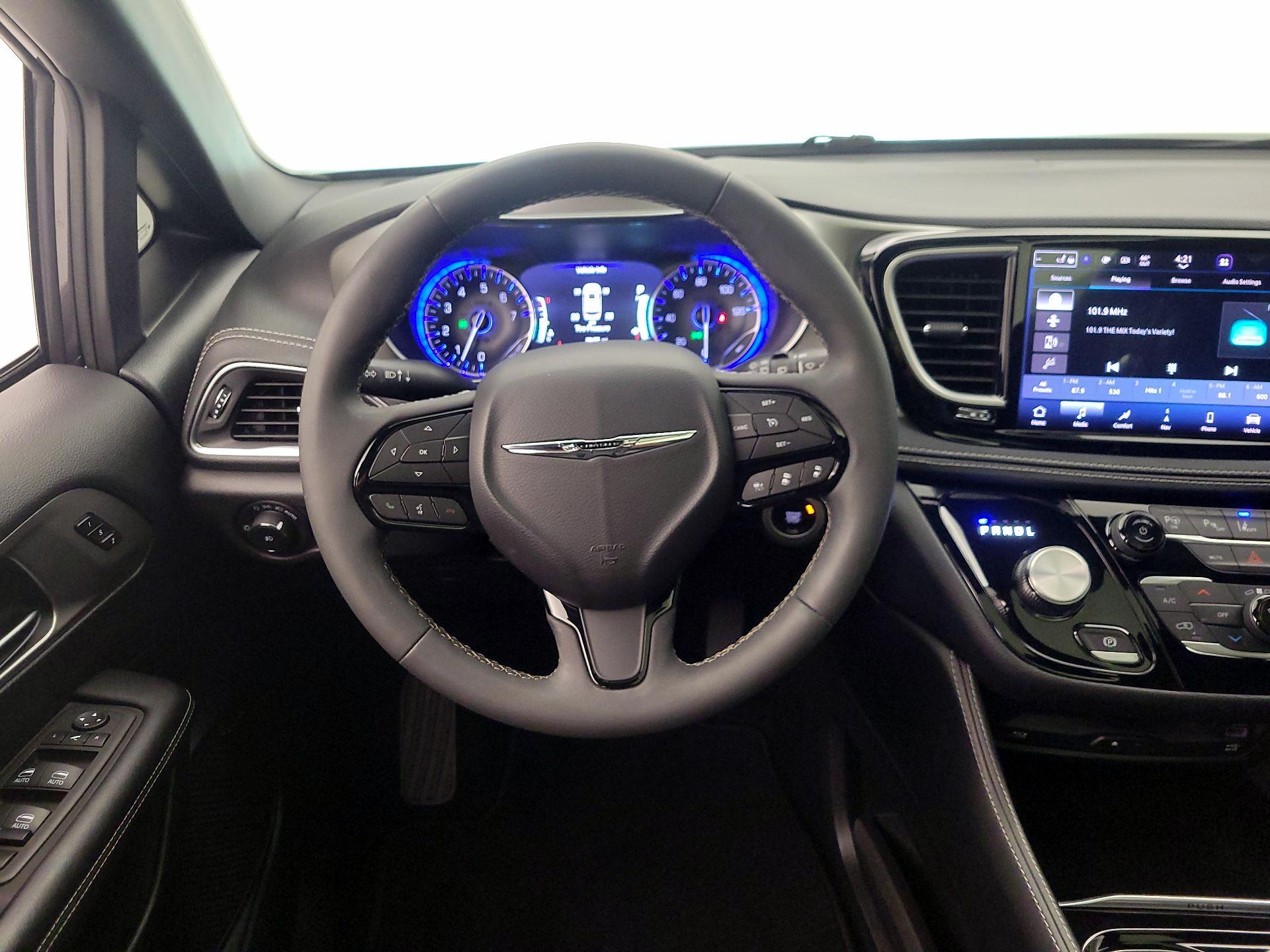 Thumbnail: 2023 Chrysler Pacifica - 10