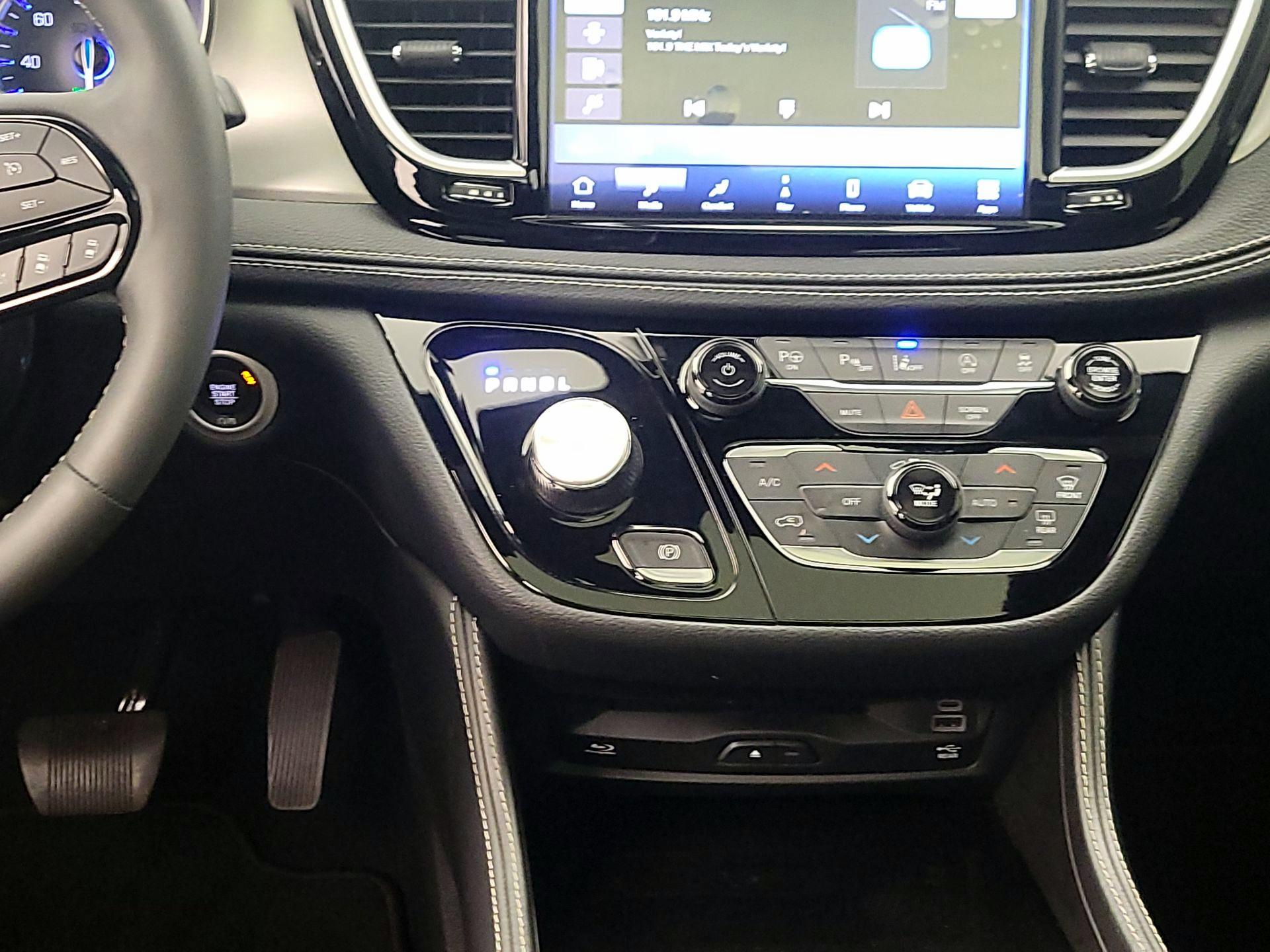 Thumbnail: 2023 Chrysler Pacifica - 18