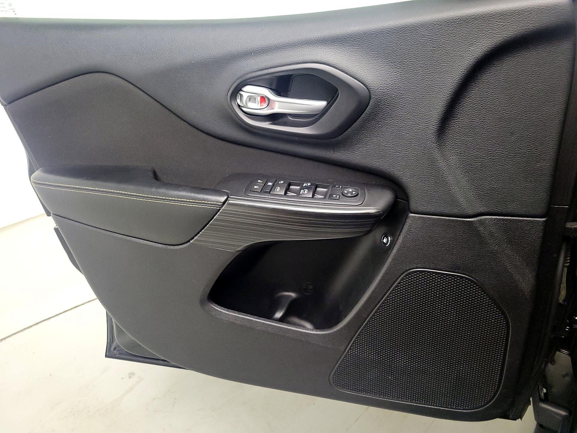 Thumbnail: 2016 Jeep Cherokee - 12