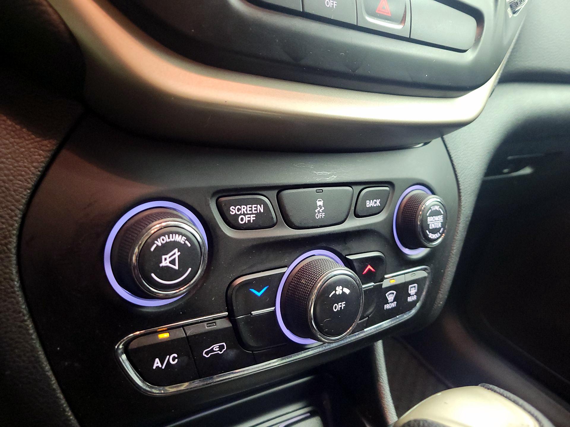 Thumbnail: 2016 Jeep Cherokee - 14