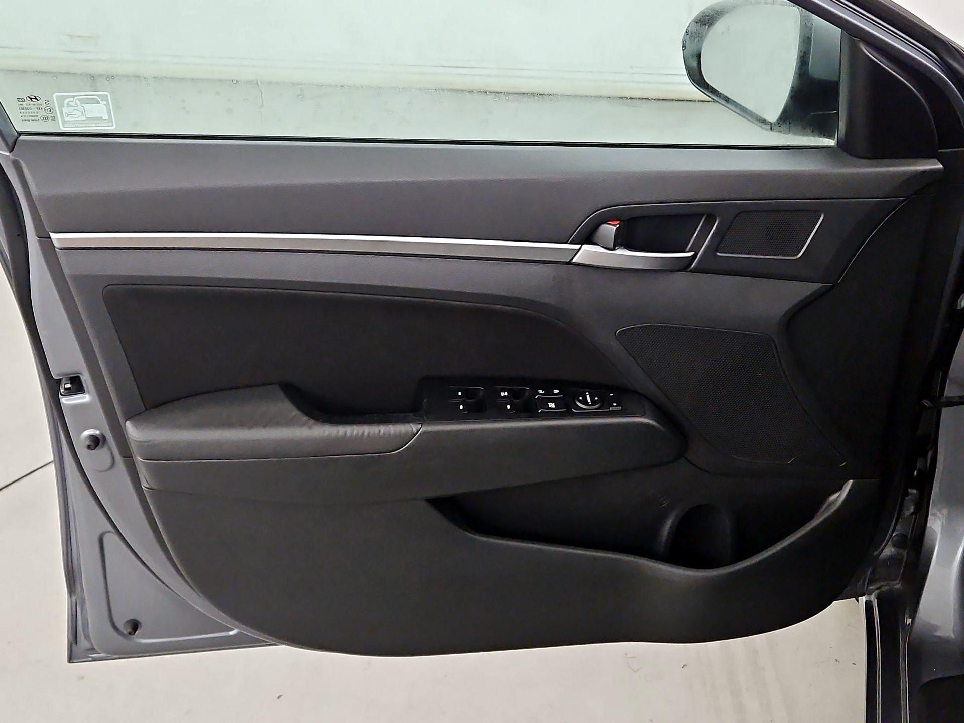 Thumbnail: 2019 Hyundai Elantra - 12