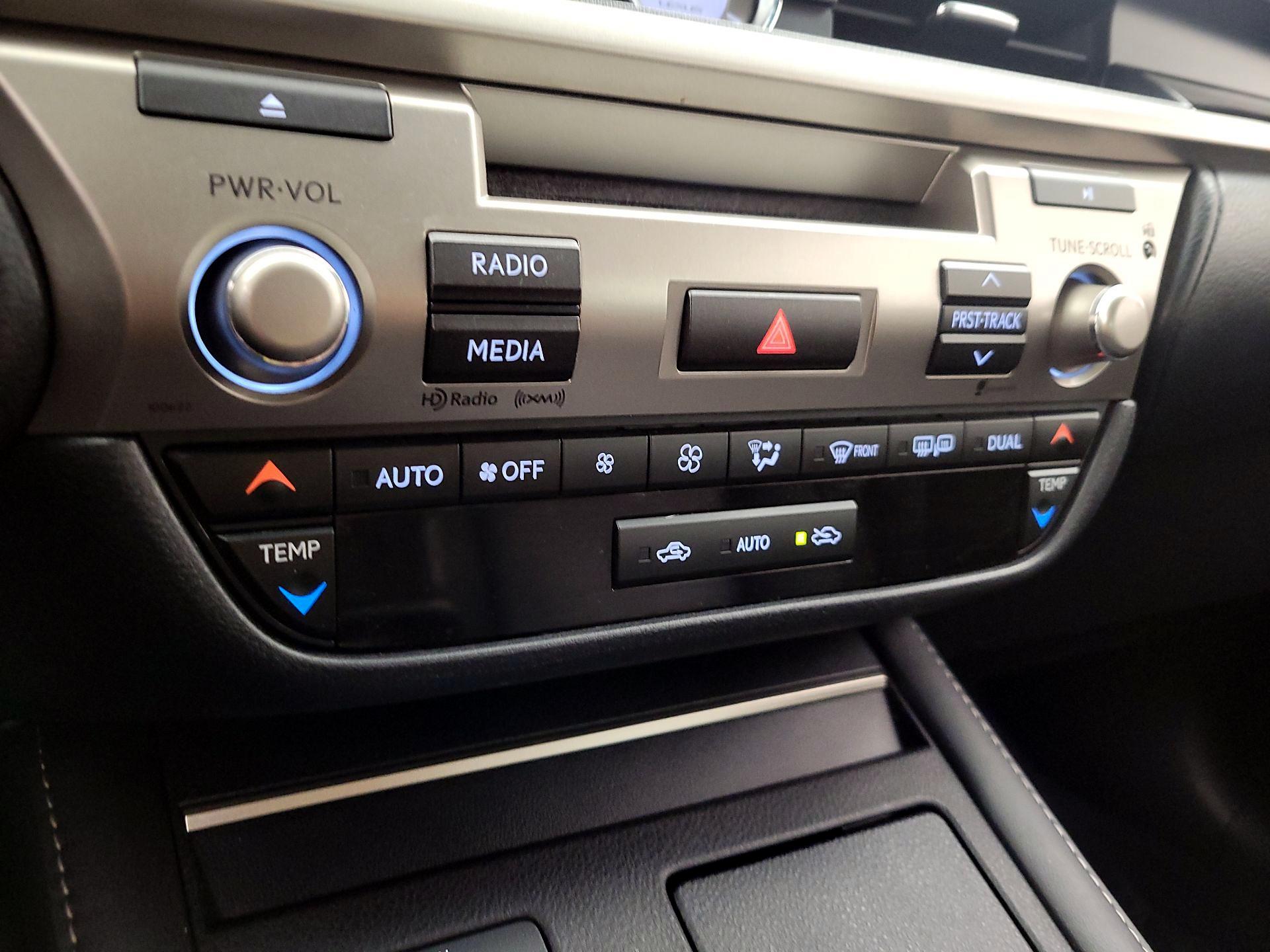 Thumbnail: 2016 Lexus ES - 16