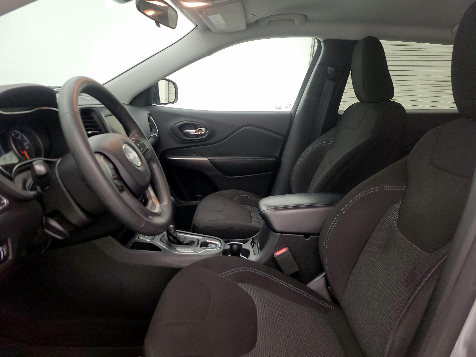 Thumbnail: 2019 Jeep Cherokee - 11