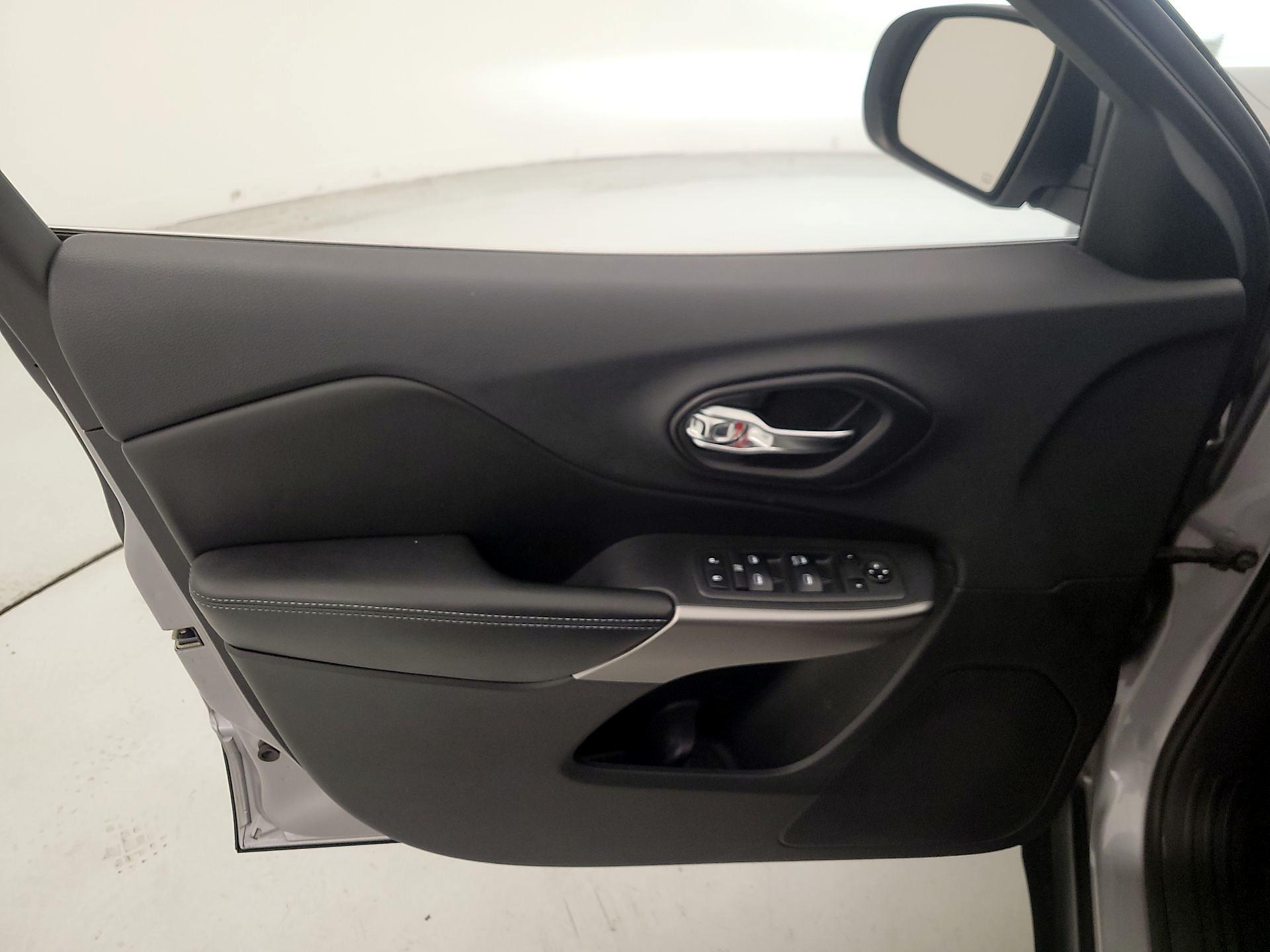 Thumbnail: 2019 Jeep Cherokee - 12