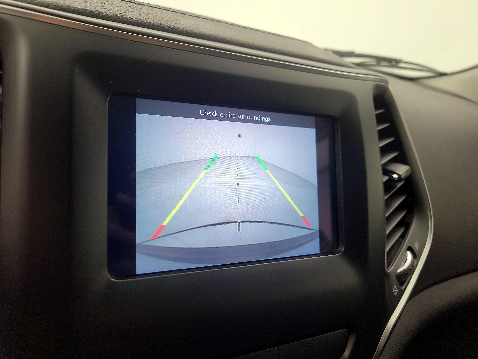 Thumbnail: 2019 Jeep Cherokee - 14