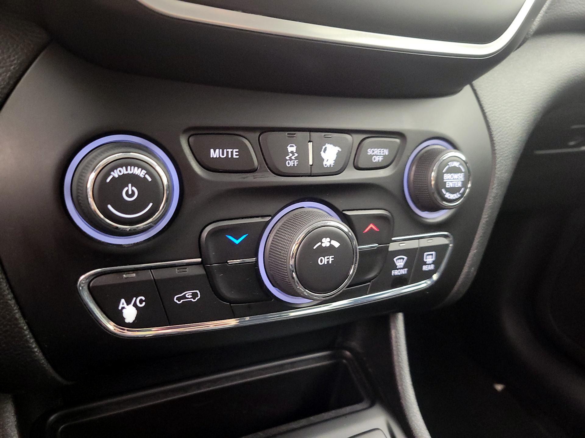 Thumbnail: 2019 Jeep Cherokee - 16