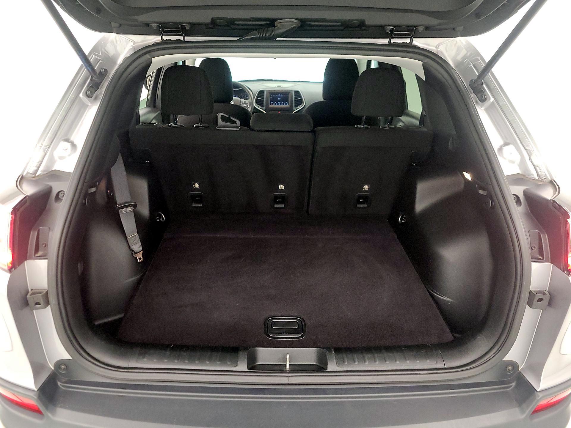 Thumbnail: 2019 Jeep Cherokee - 20