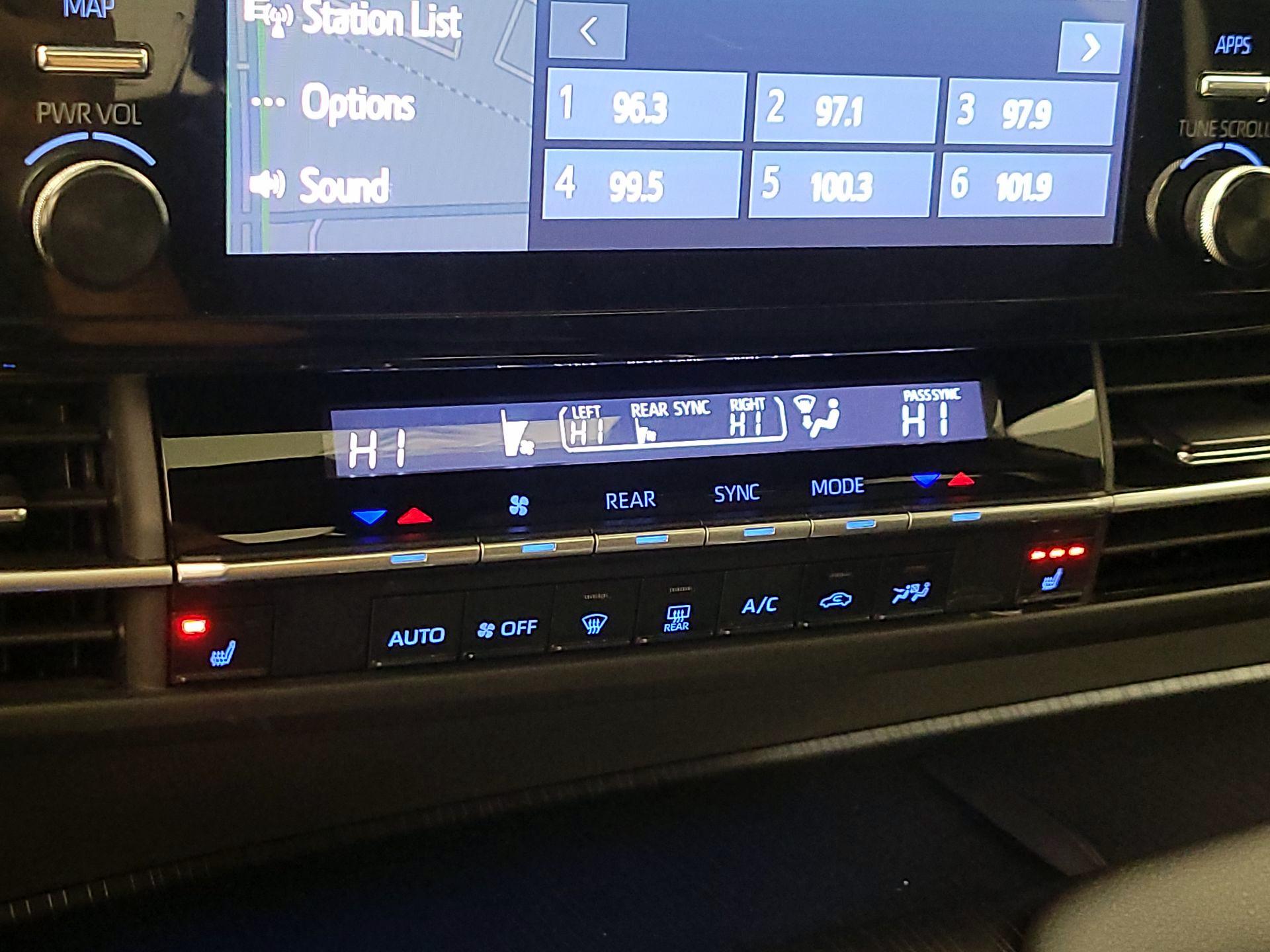 Thumbnail: 2021 Toyota Sienna - 17