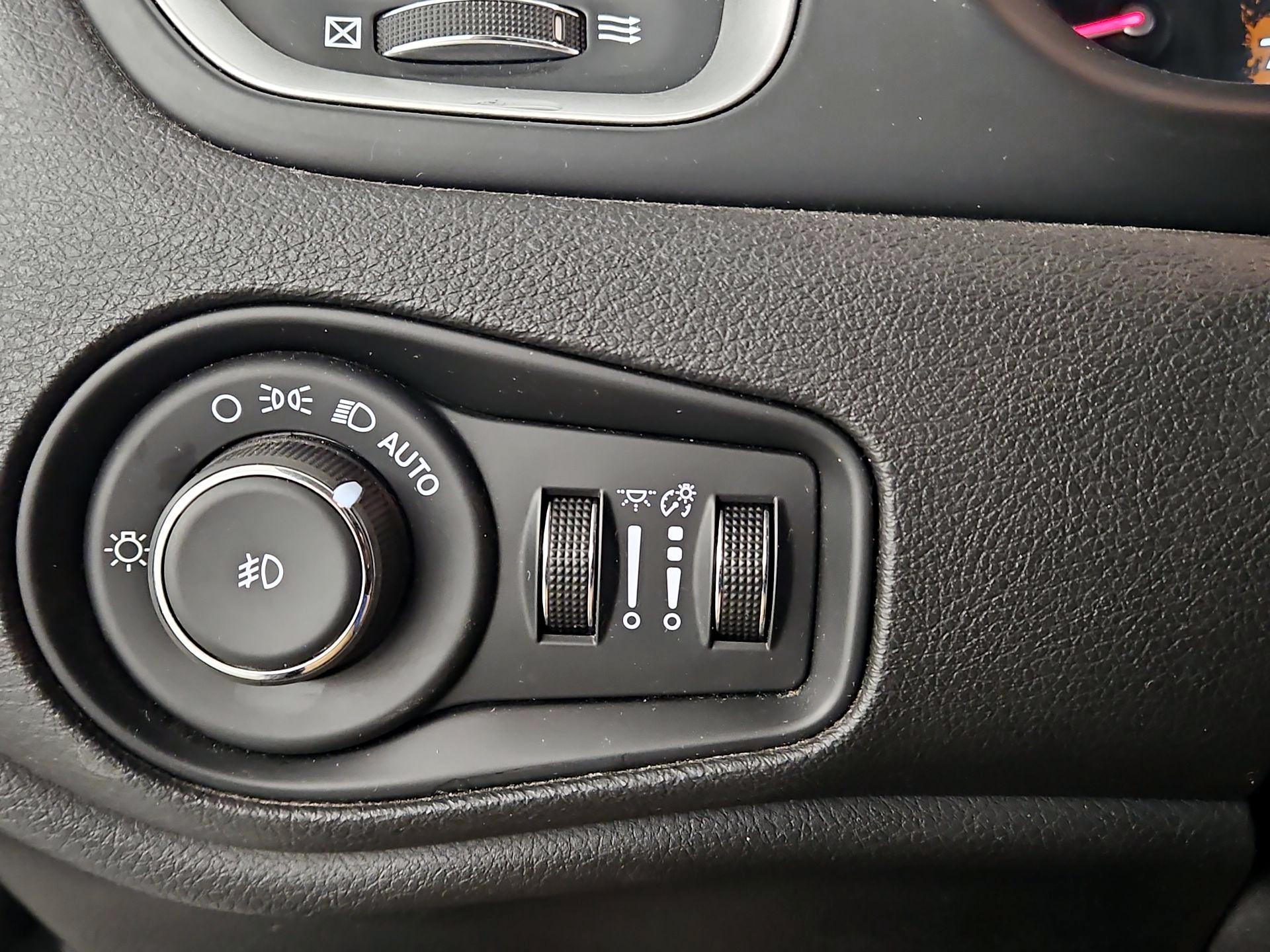 Thumbnail: 2015 Jeep Renegade - 13