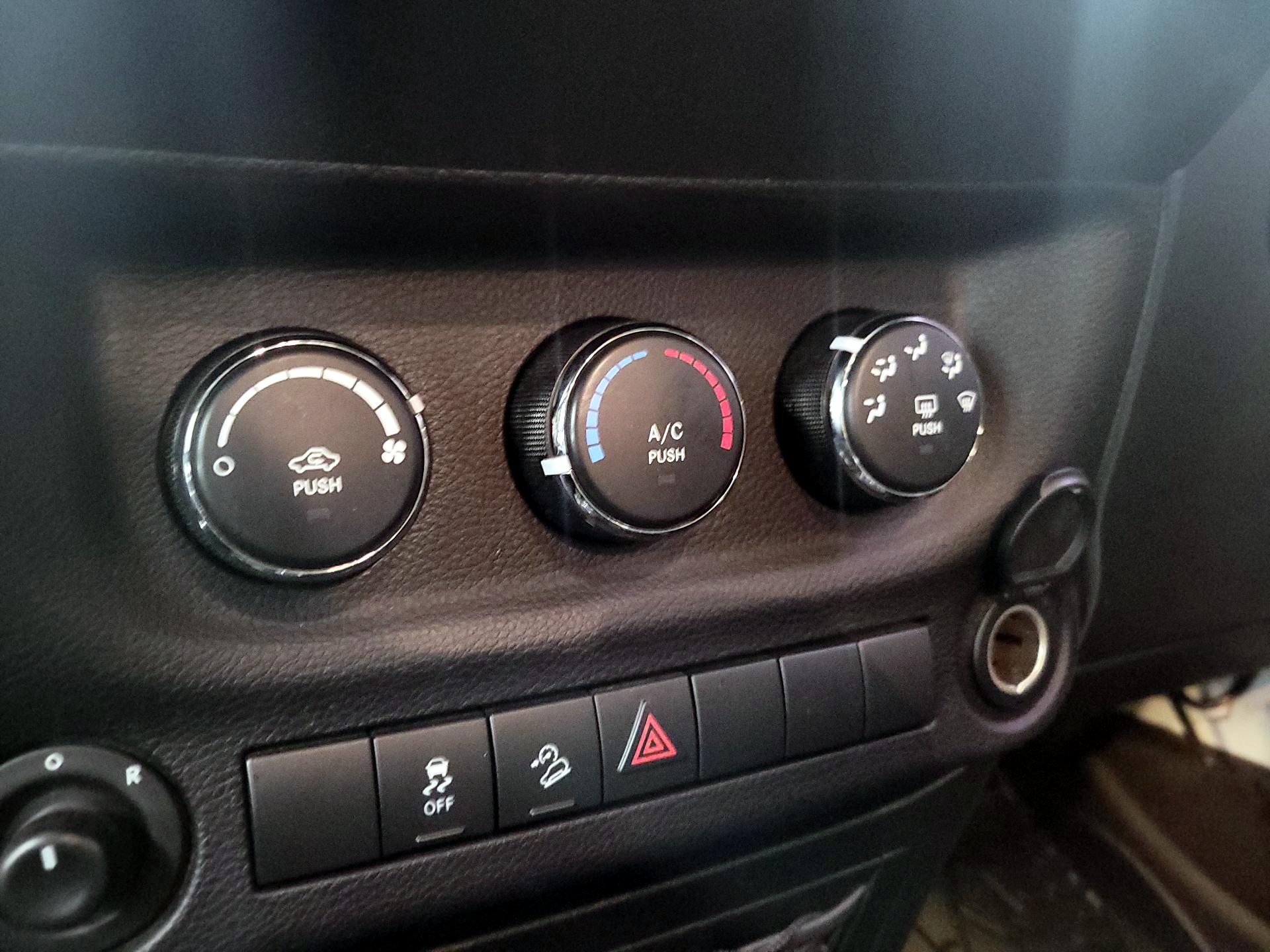 Thumbnail: 2018 Jeep Wrangler - 14