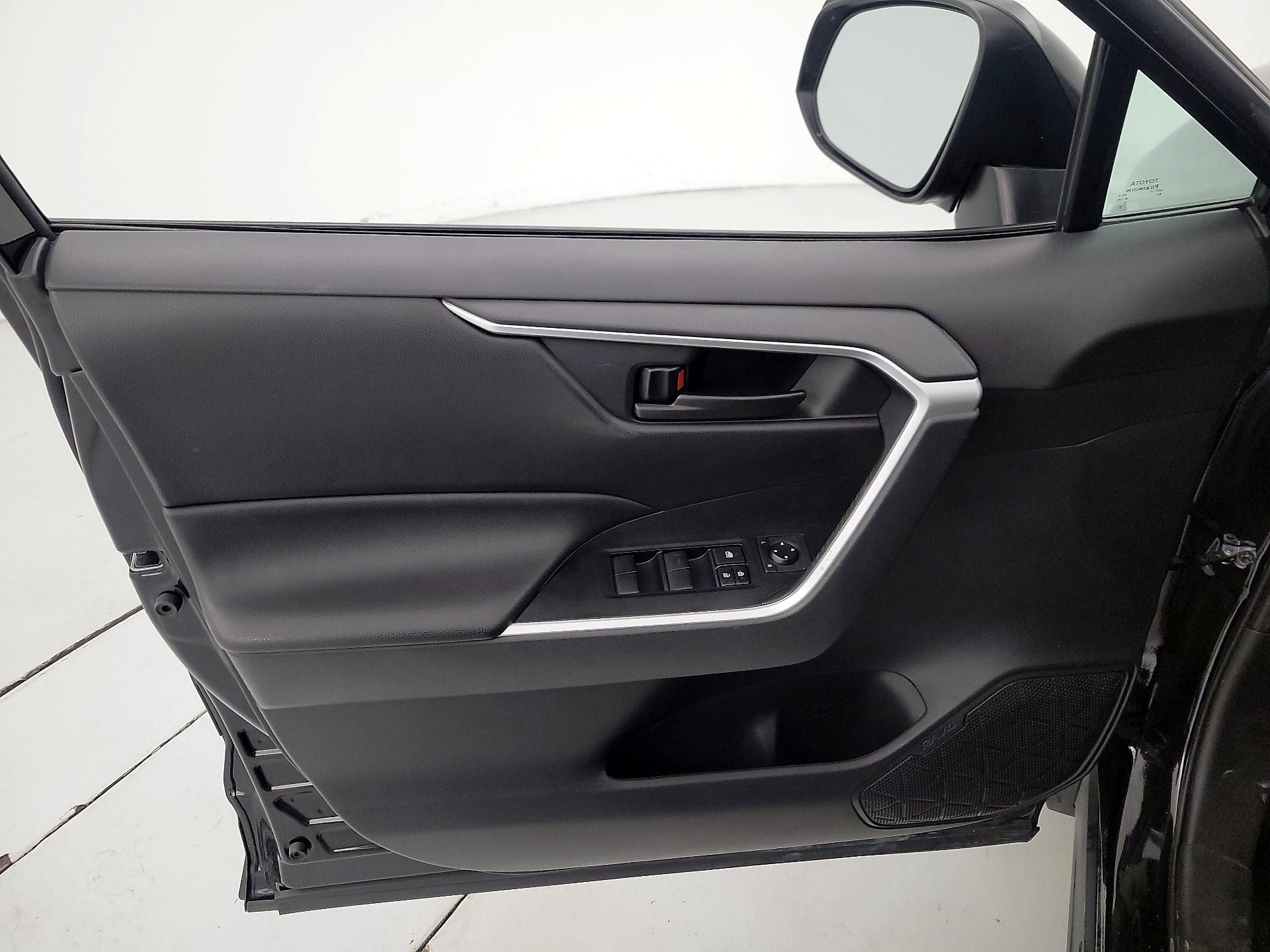 Thumbnail: 2020 Toyota RAV4 - 12