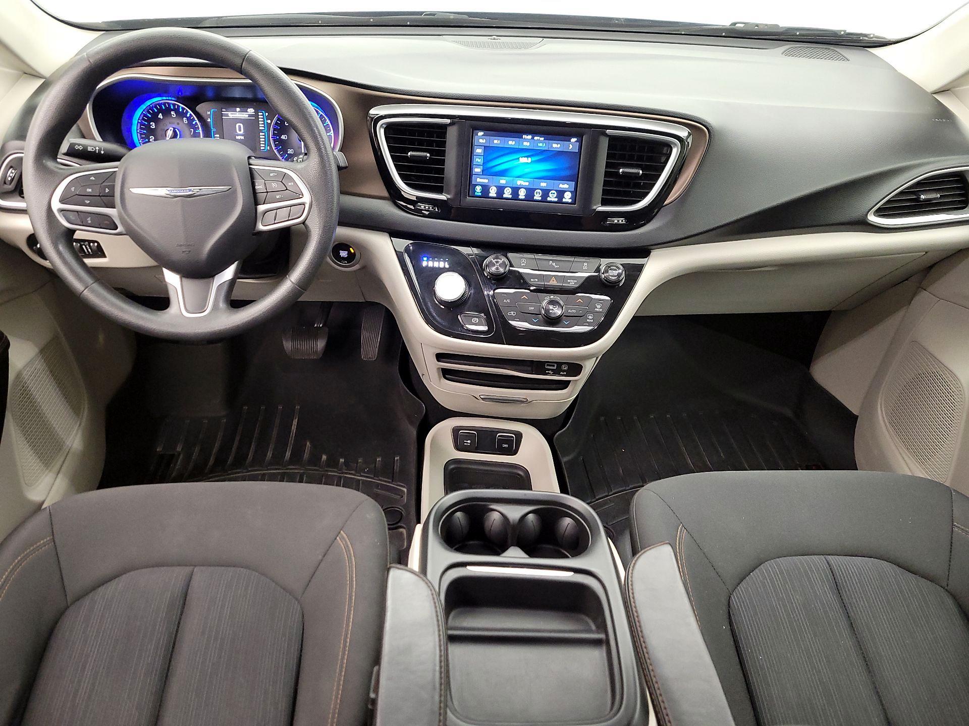 Thumbnail: 2018 Chrysler Pacifica - 9