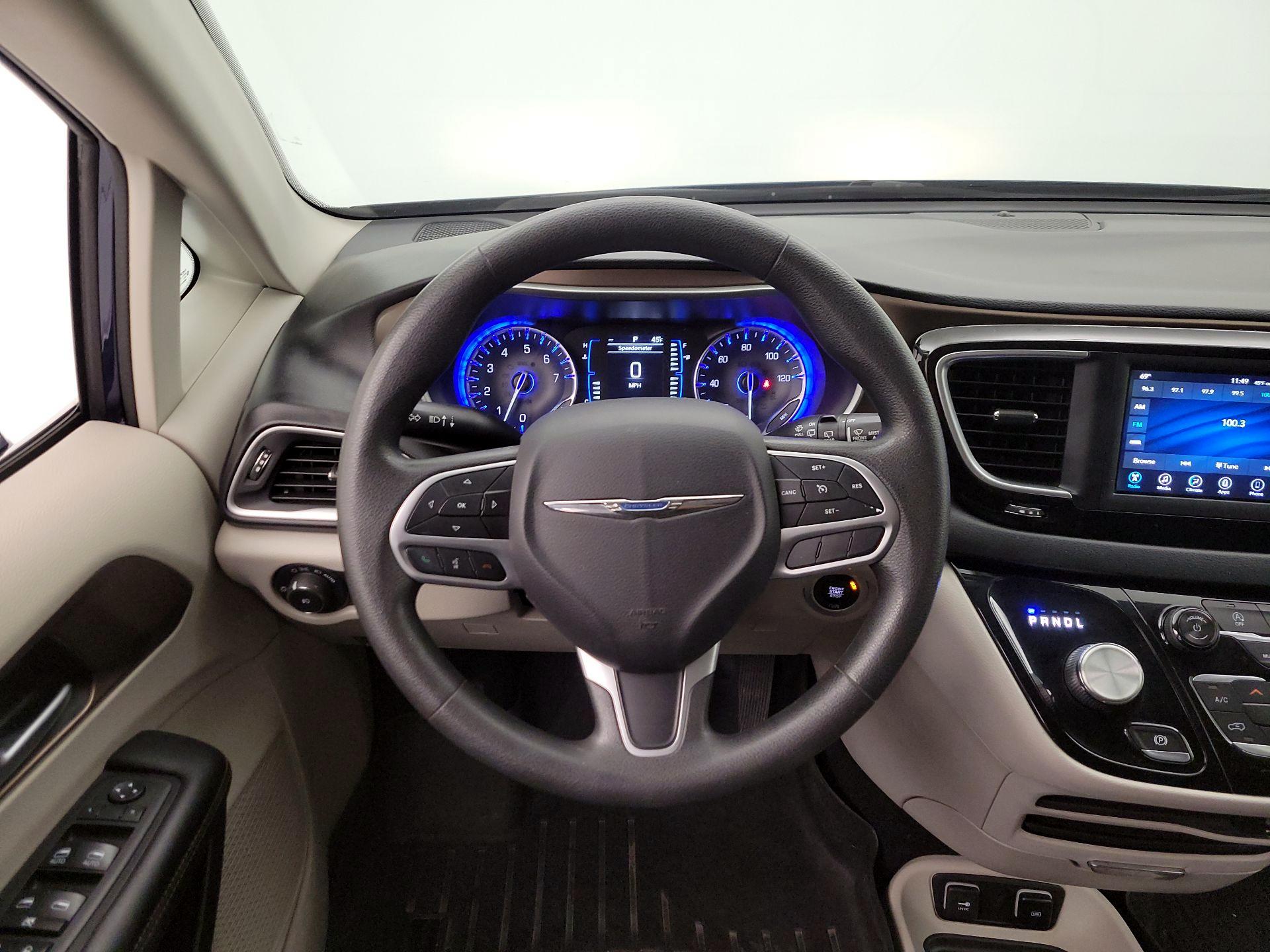 Thumbnail: 2018 Chrysler Pacifica - 10