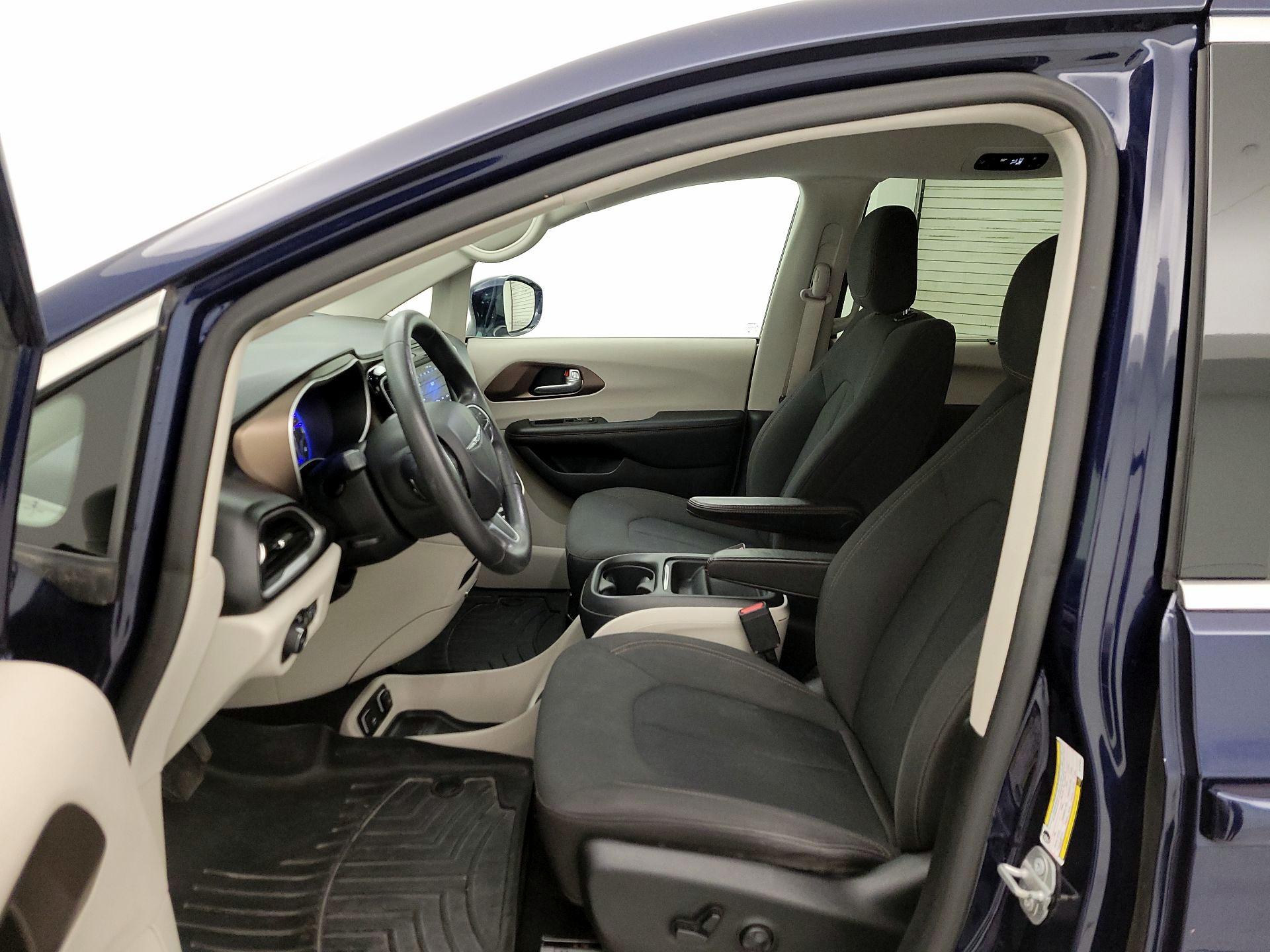 Thumbnail: 2018 Chrysler Pacifica - 11