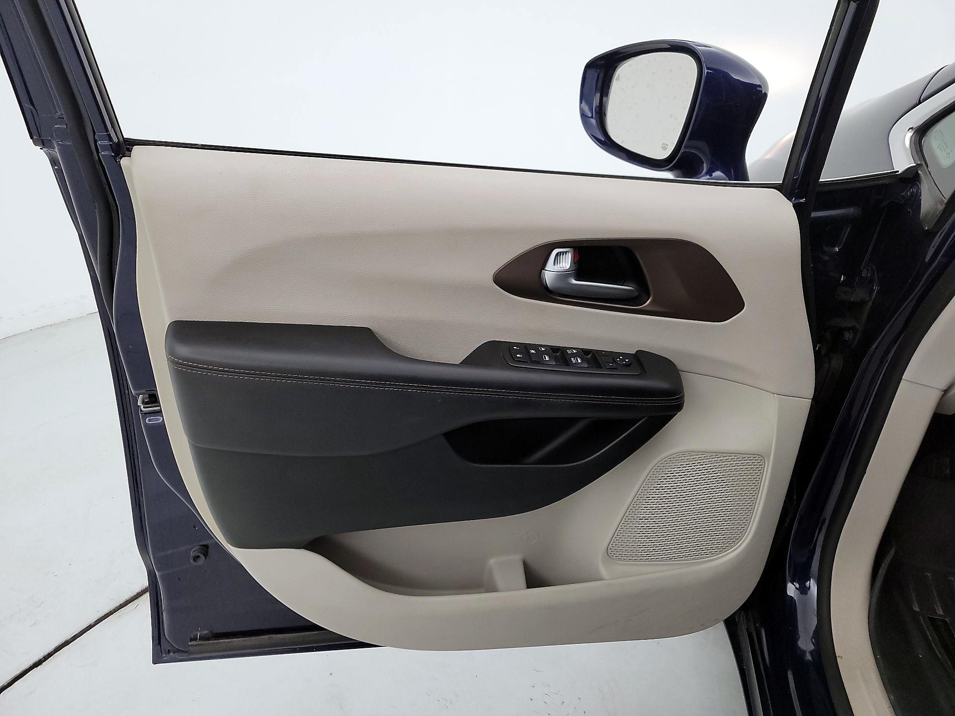 Thumbnail: 2018 Chrysler Pacifica - 12