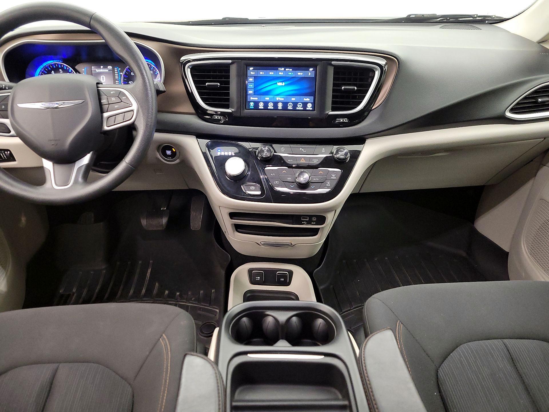 Thumbnail: 2018 Chrysler Pacifica - 17