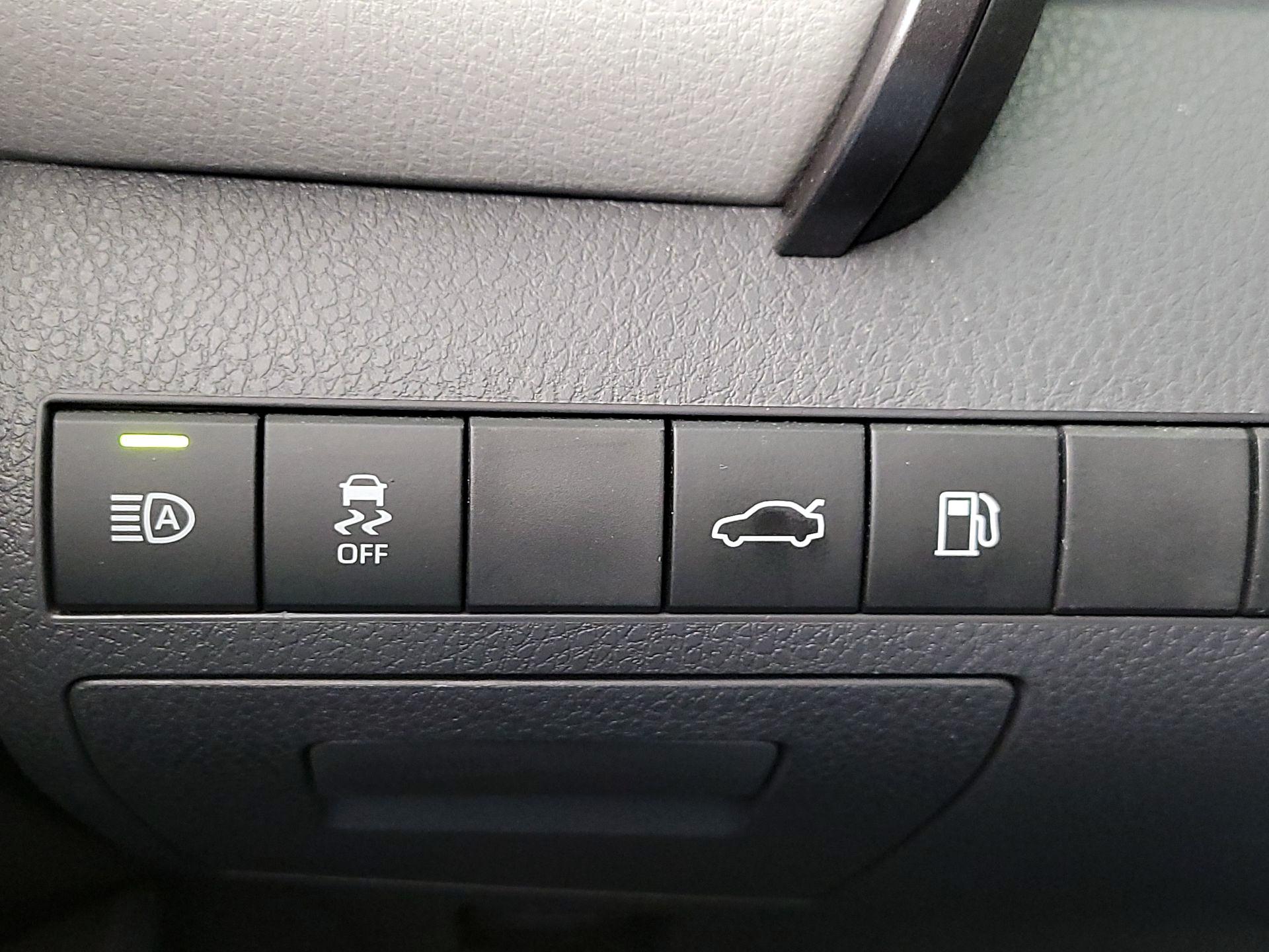 Thumbnail: 2018 Toyota Camry - 13