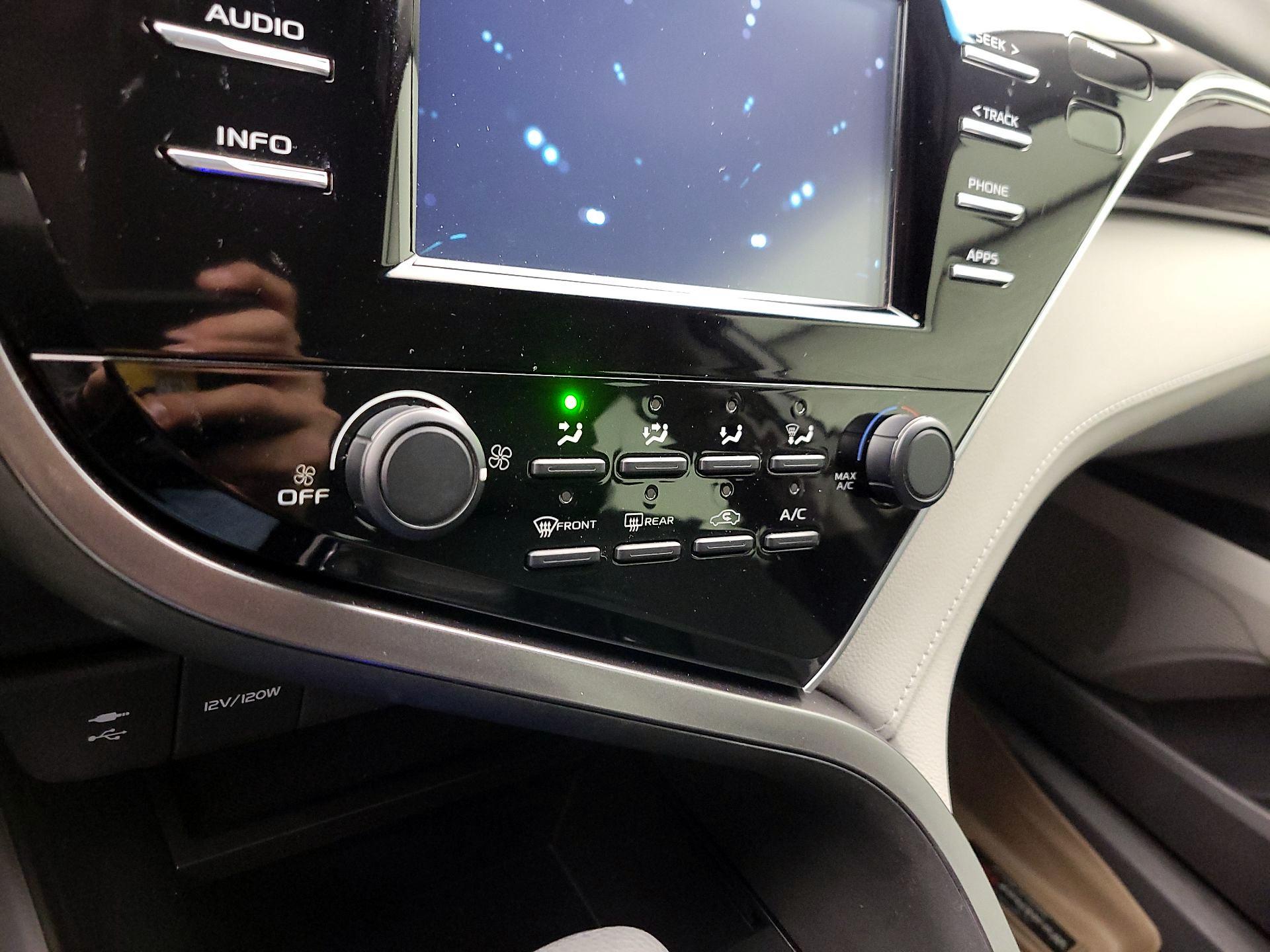 Thumbnail: 2018 Toyota Camry - 16