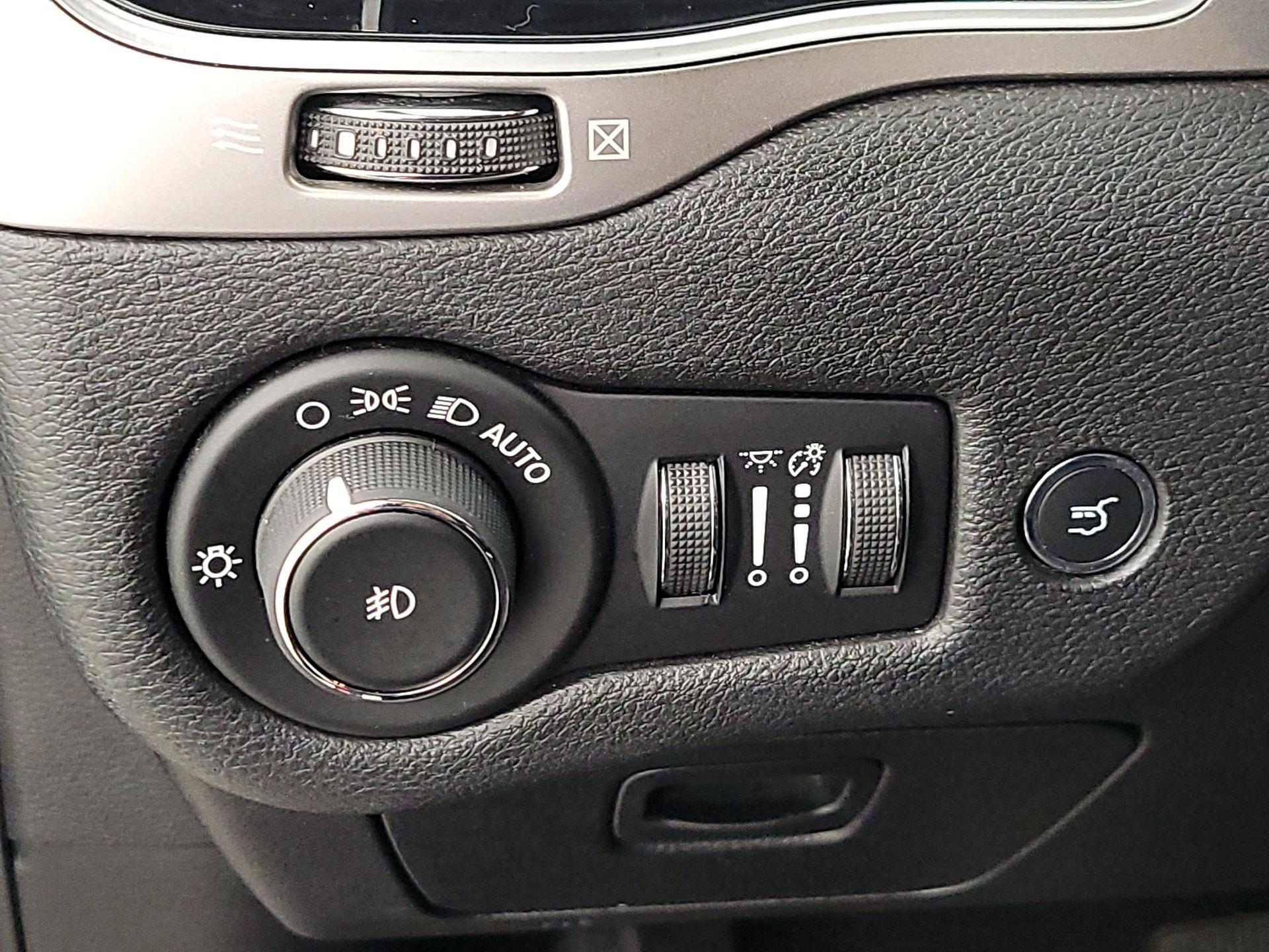 Thumbnail: 2019 Jeep Cherokee - 13