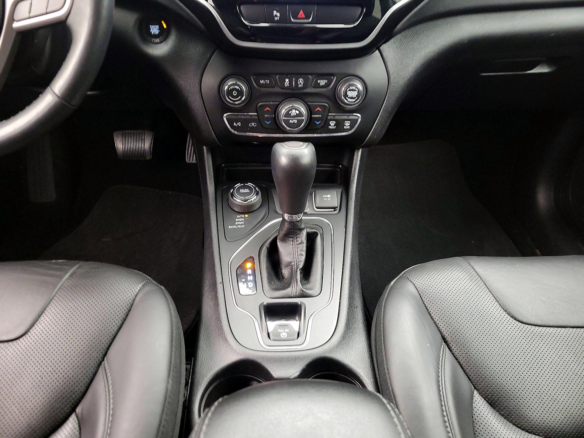 Thumbnail: 2019 Jeep Cherokee - 17