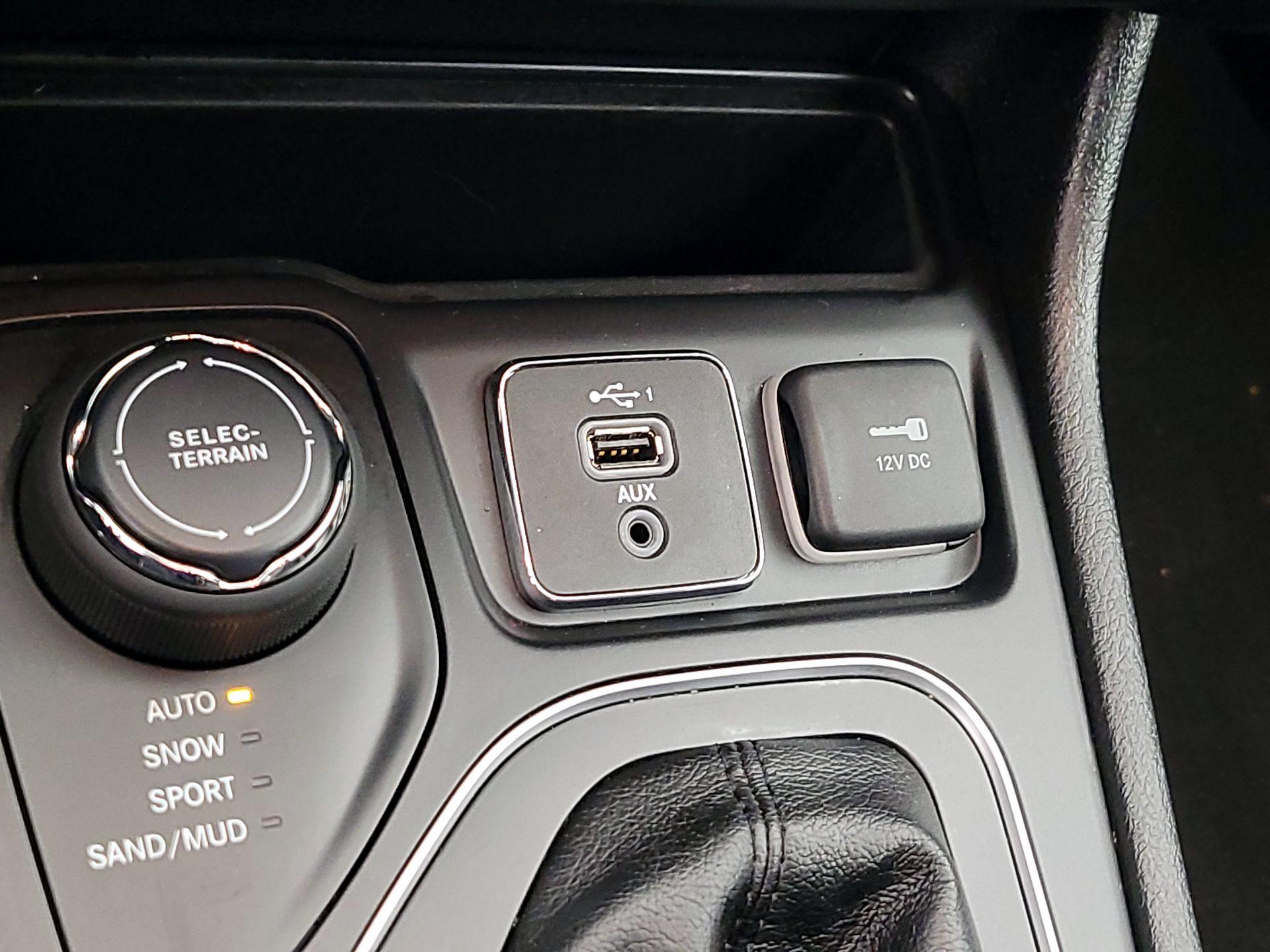 Thumbnail: 2019 Jeep Cherokee - 18