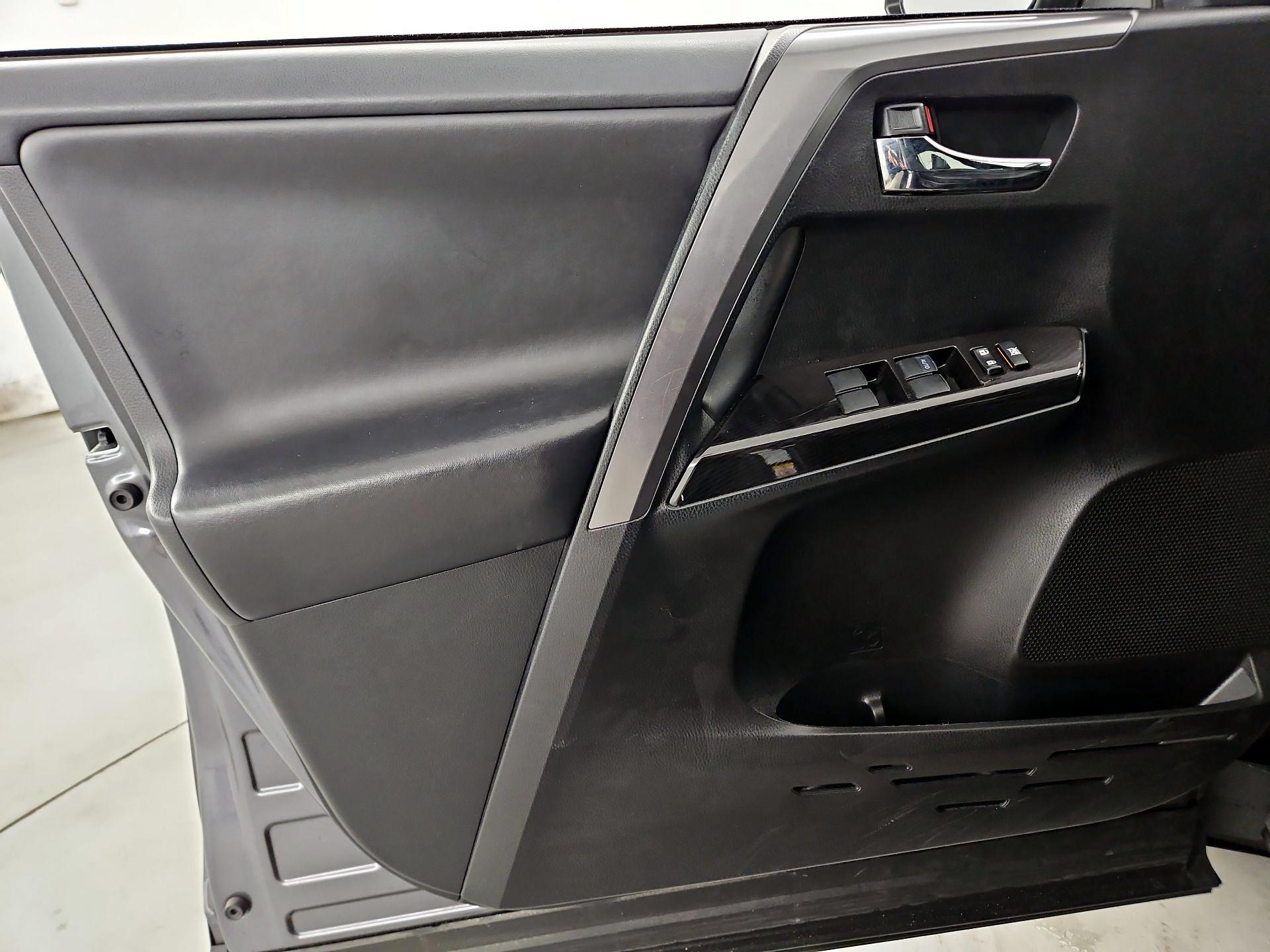 Thumbnail: 2018 Toyota RAV4 - 12